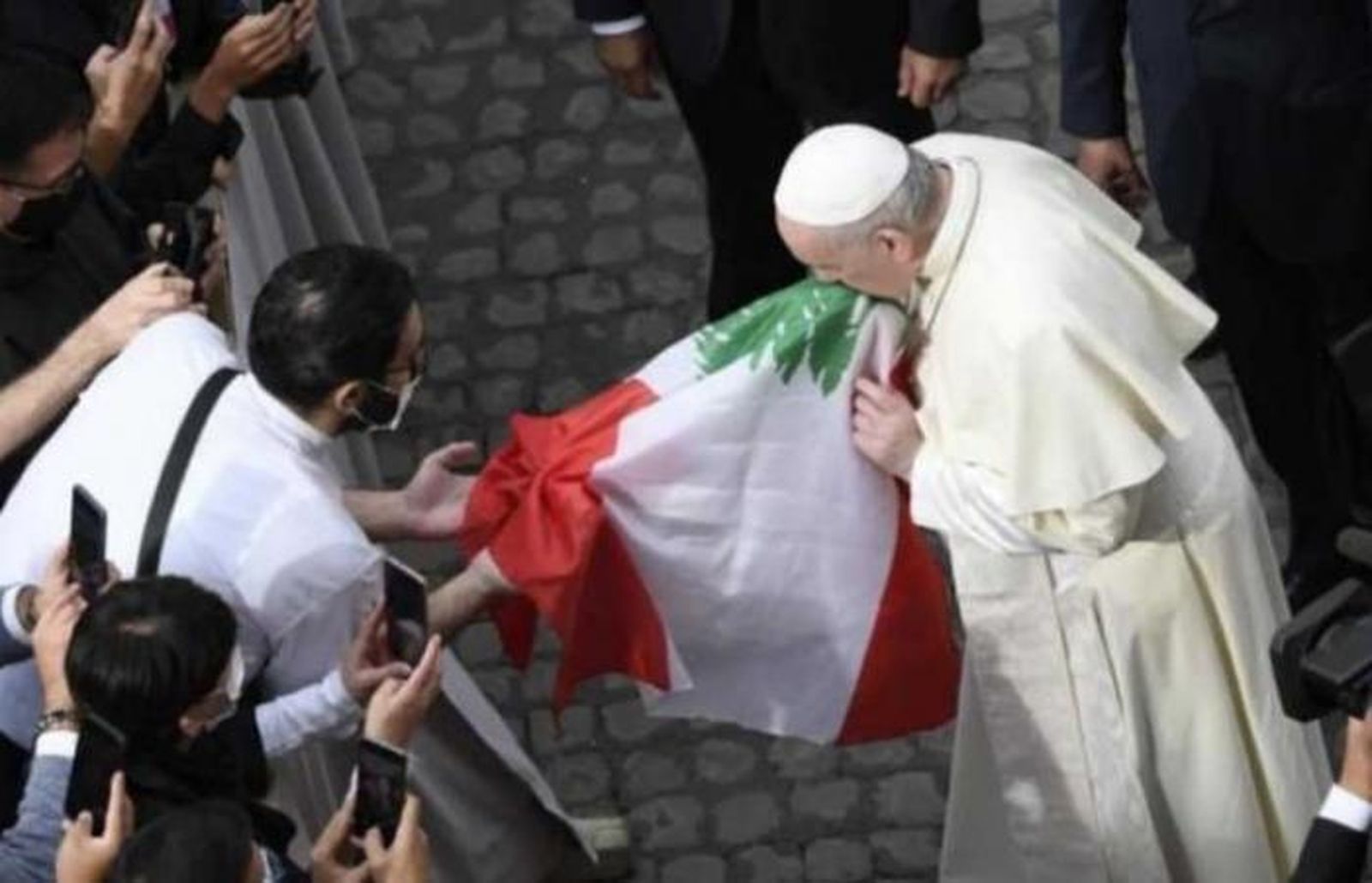 El Papa reza por Líbano