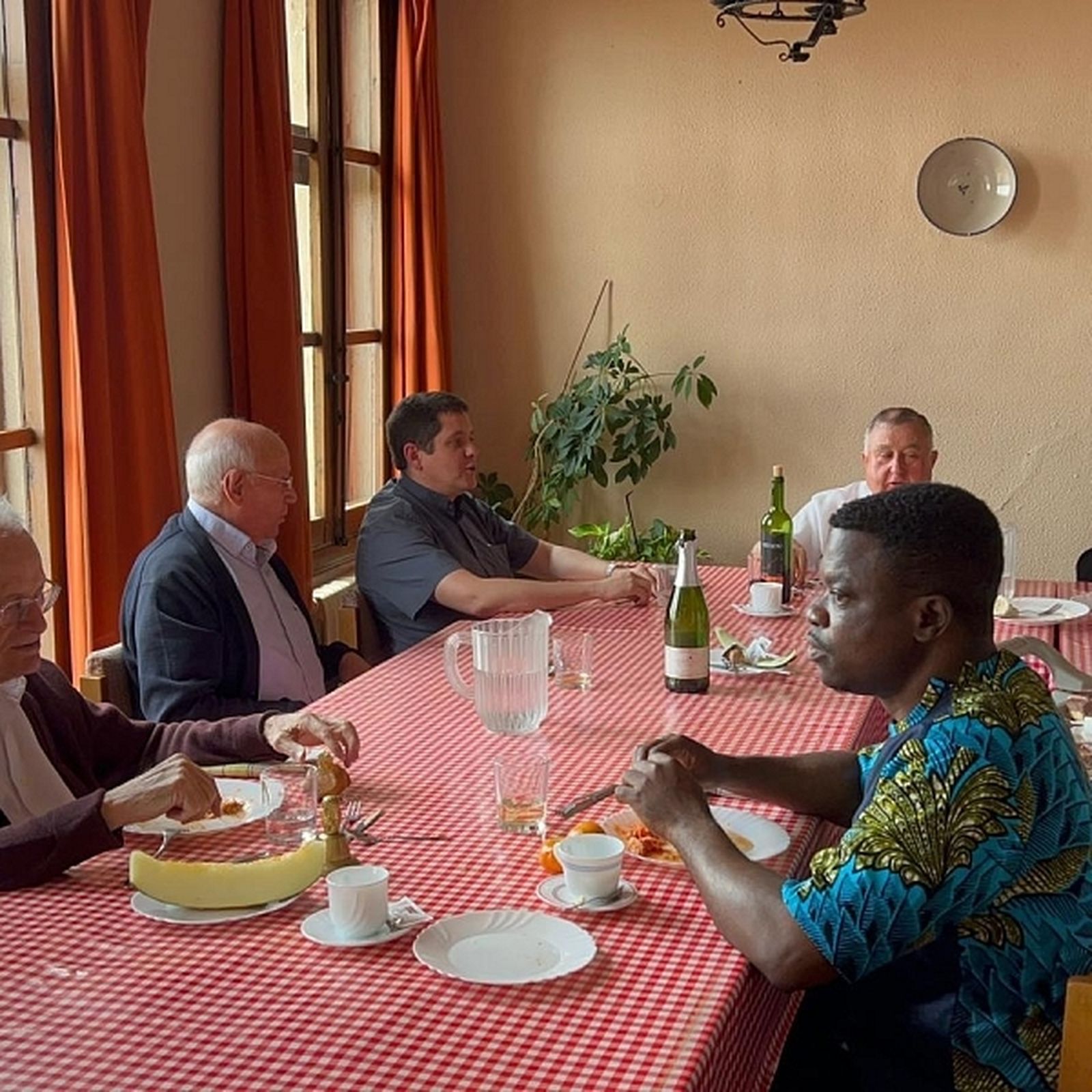 Algunos de los residentes en la casa sacerdotal