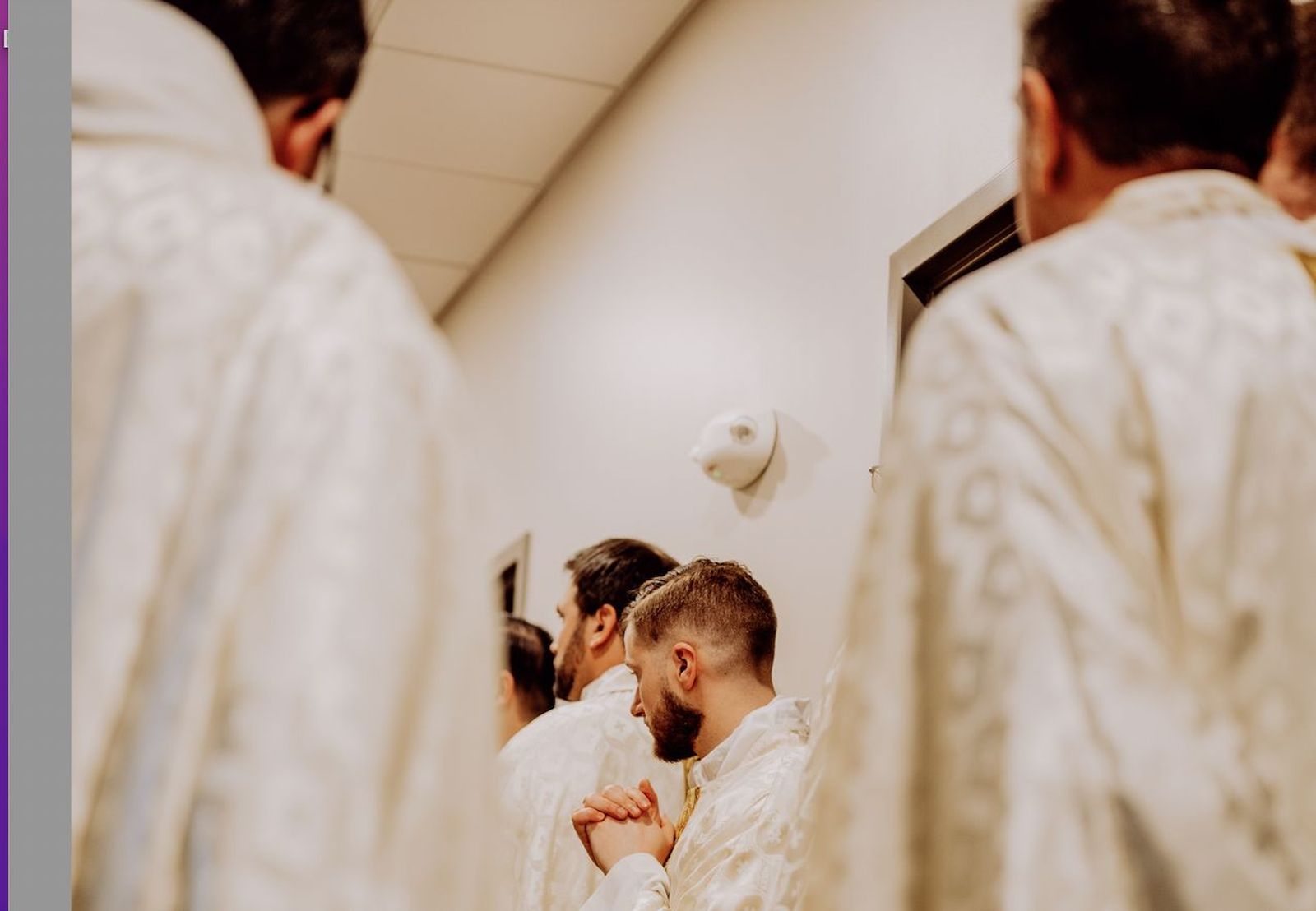 Sacerdotes en un sacristía