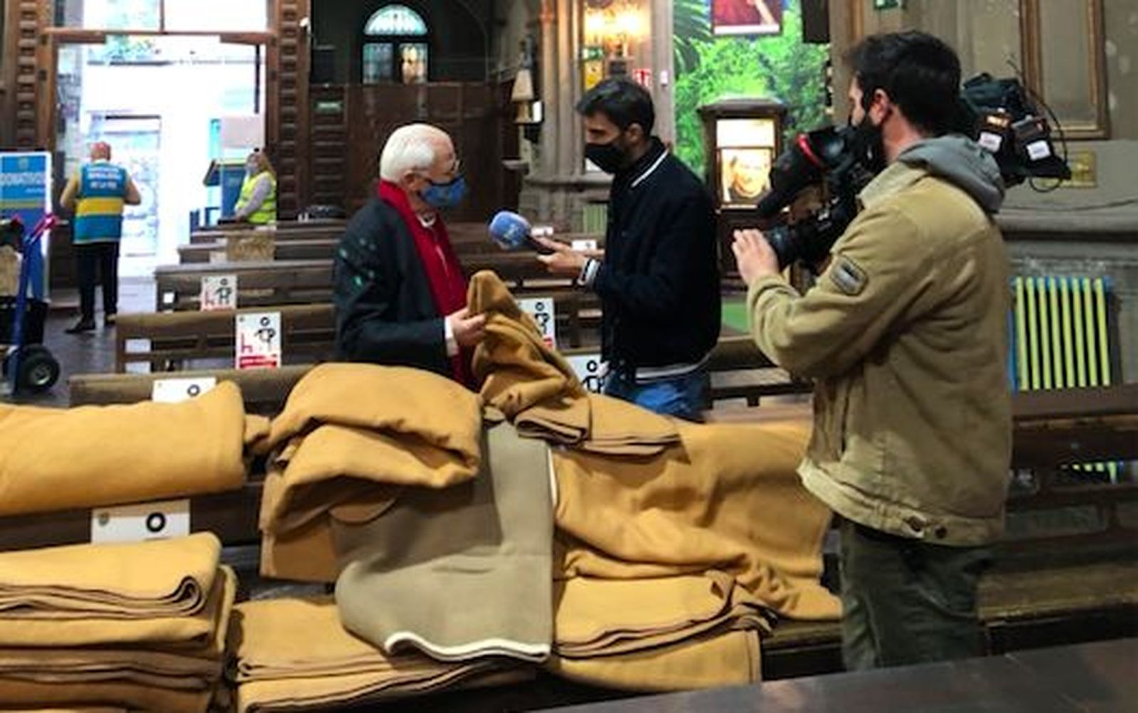 El padre Ángel, con la mantas solidarias