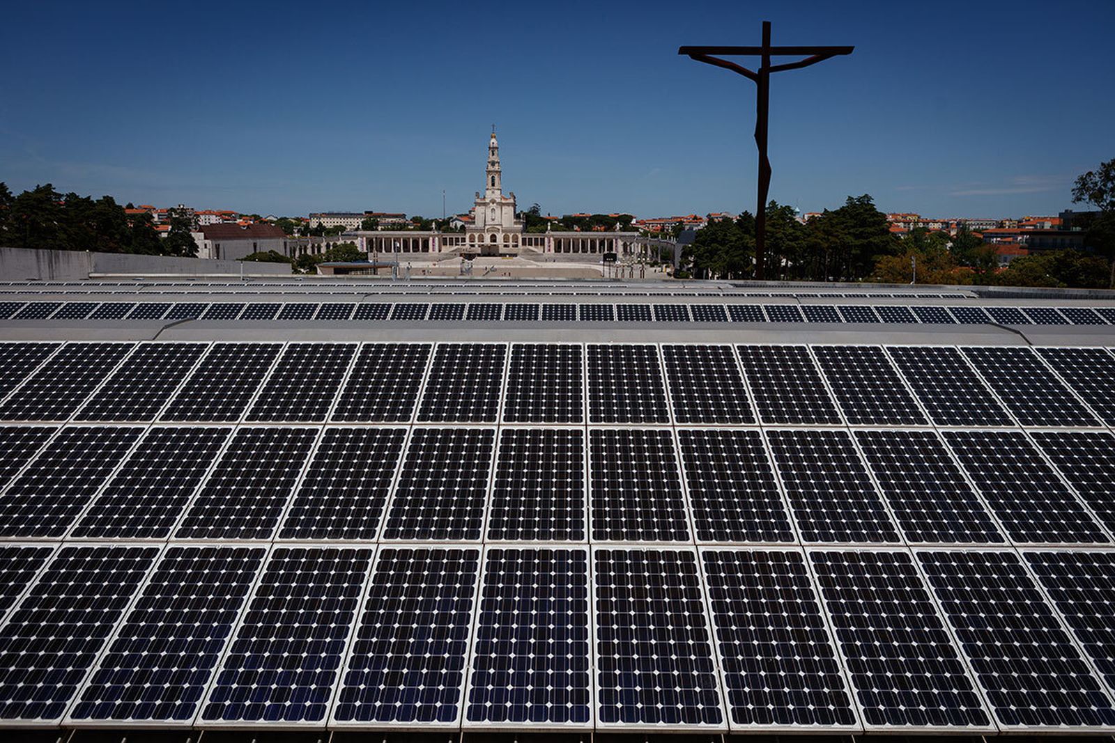 Painéis solares instalados no topo da Basílica da Santíssima Trindade, com vista para a Basílica de Nossa Senhora do Rosário de Fátima. Foto: Luís Oliveira