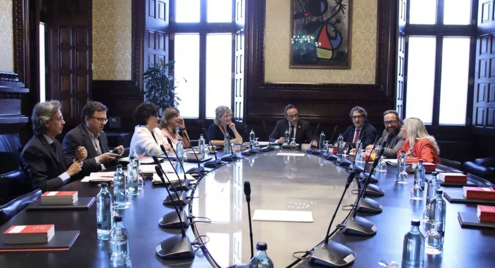 La mesa del Parlament, reunida este martes
