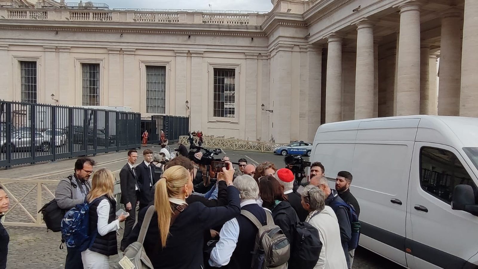 Jornalistas entrevistam cardeal