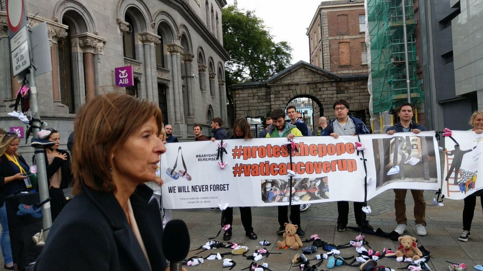 Grupos de supervivientes de la pederastia clerical protestan por la visita papal a Dublín