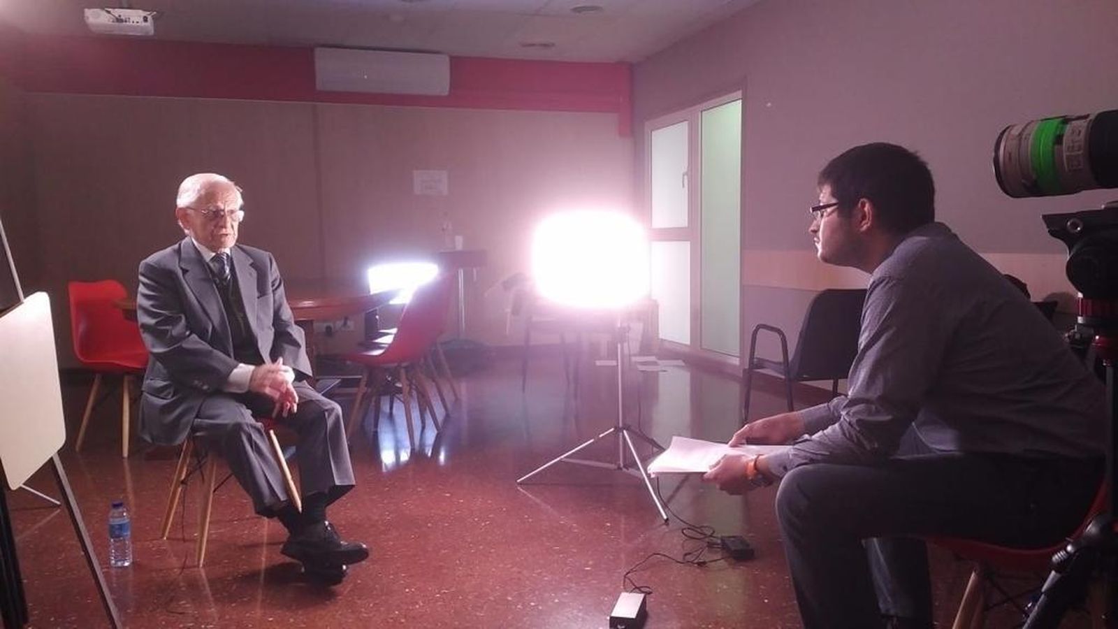 David Casals durante el rodaje, entrevistando a Armand Urrútia.