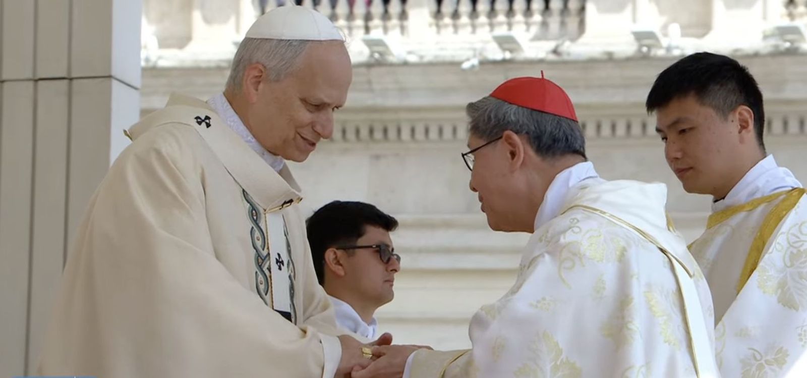 Tagle colocó el anillo del pescador a León XIV
