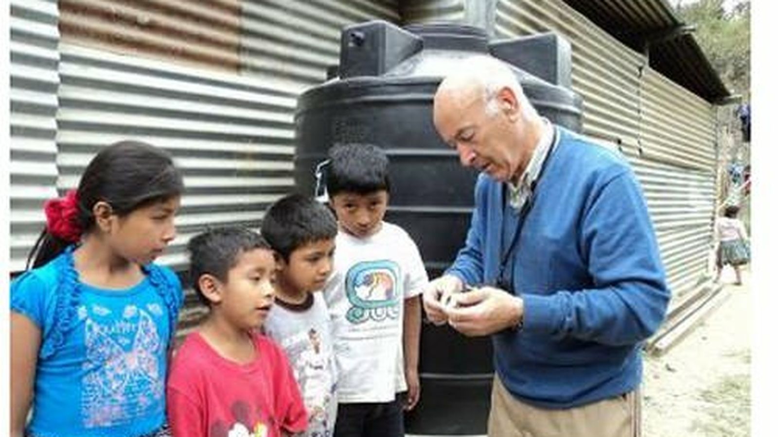 Faustino con niños de La Ponderosa