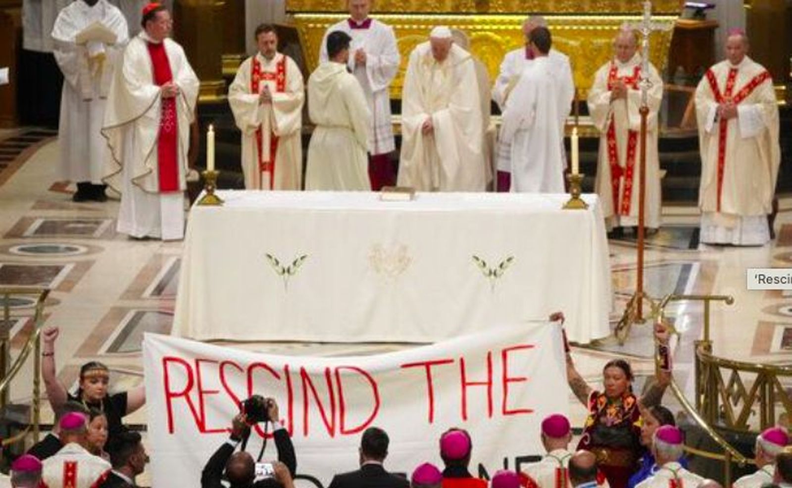 Pancarta pidiendo al Papa que derogue la Doctrina del Descubrimiento