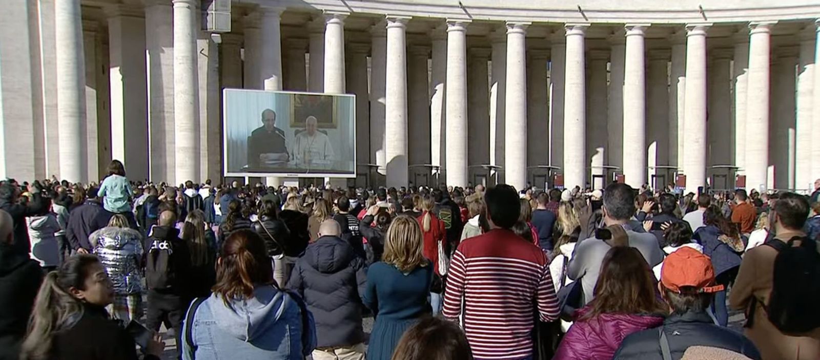 Los fieles siguen al Papa desde San Pedro
