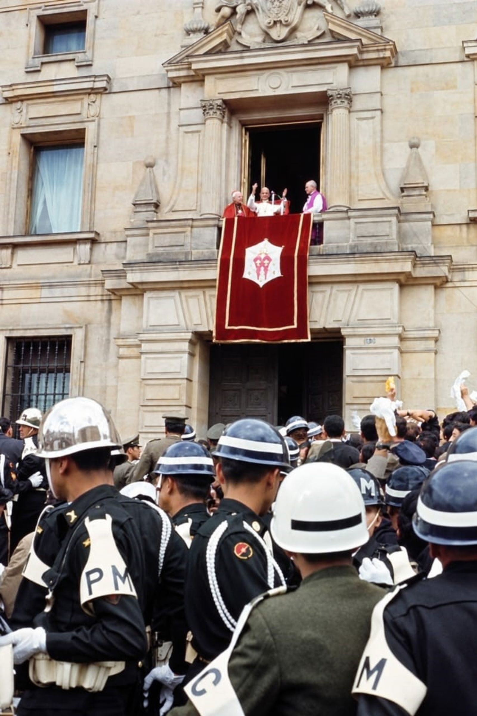 Pablo VI en el balcón del palacio arzobispal en Bogotá a su lado el cardenal Concha