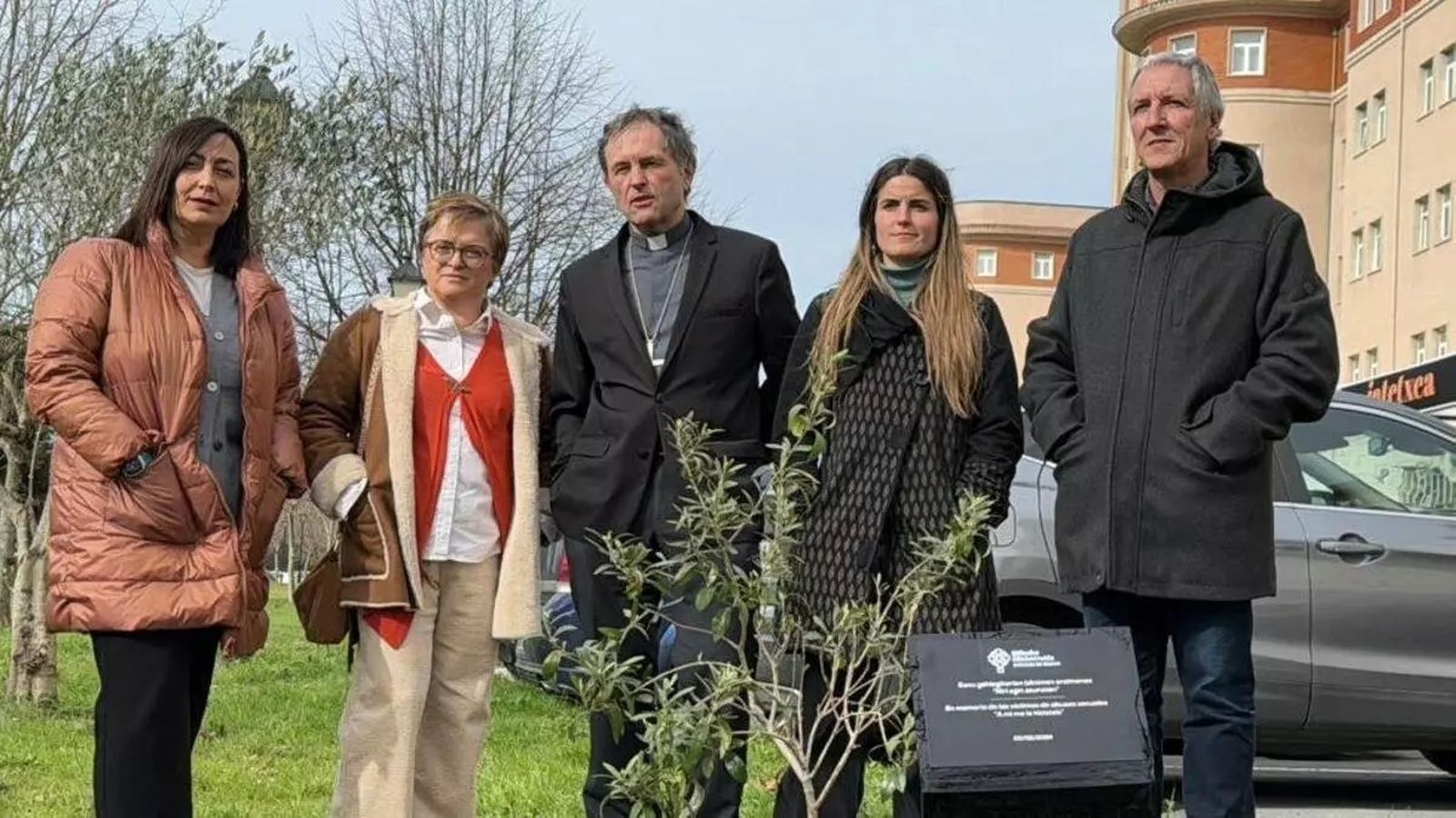 El obispo, en el centro de la imagen, junto a varios miembros de la Comisión de Protección de Menores: María Gómez, Gemma Escapa, María Manrique y Carlos Bargos