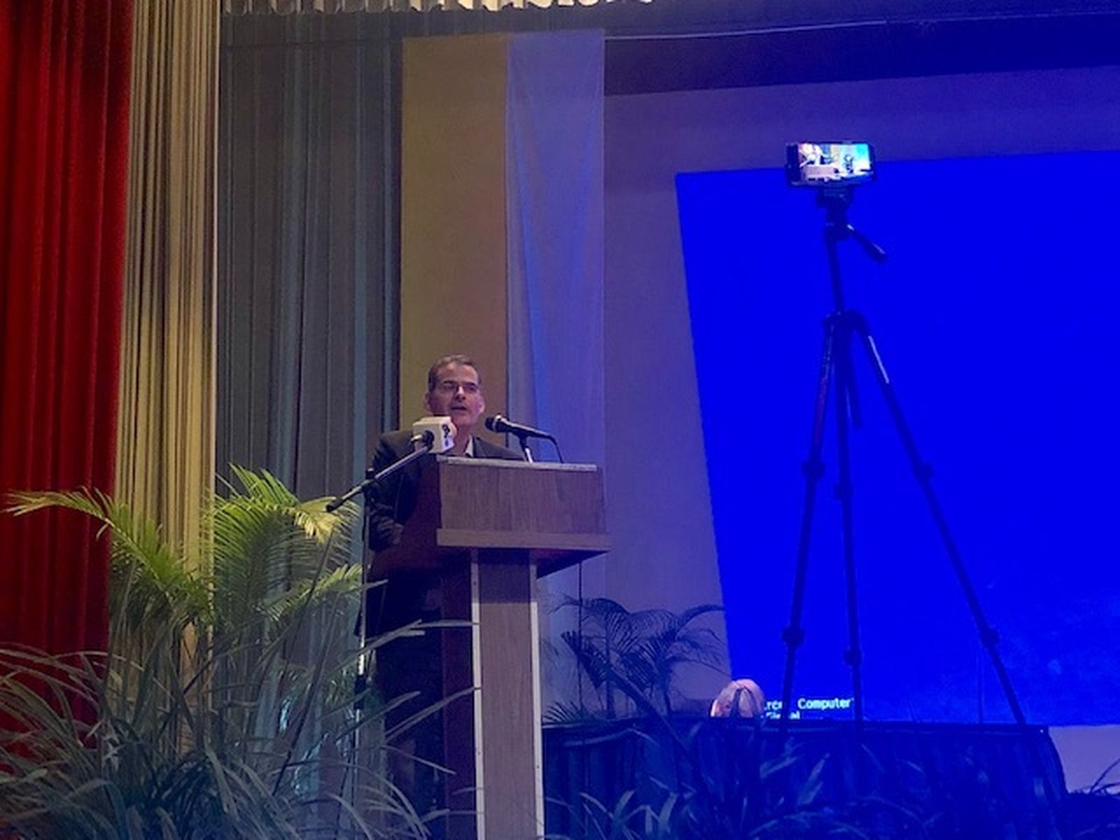 Rafael Luciani inicia la primera ponencia del día: Tres ejes de la reforma en la Iglesia: conversión sinodal, pastoral y ministerial