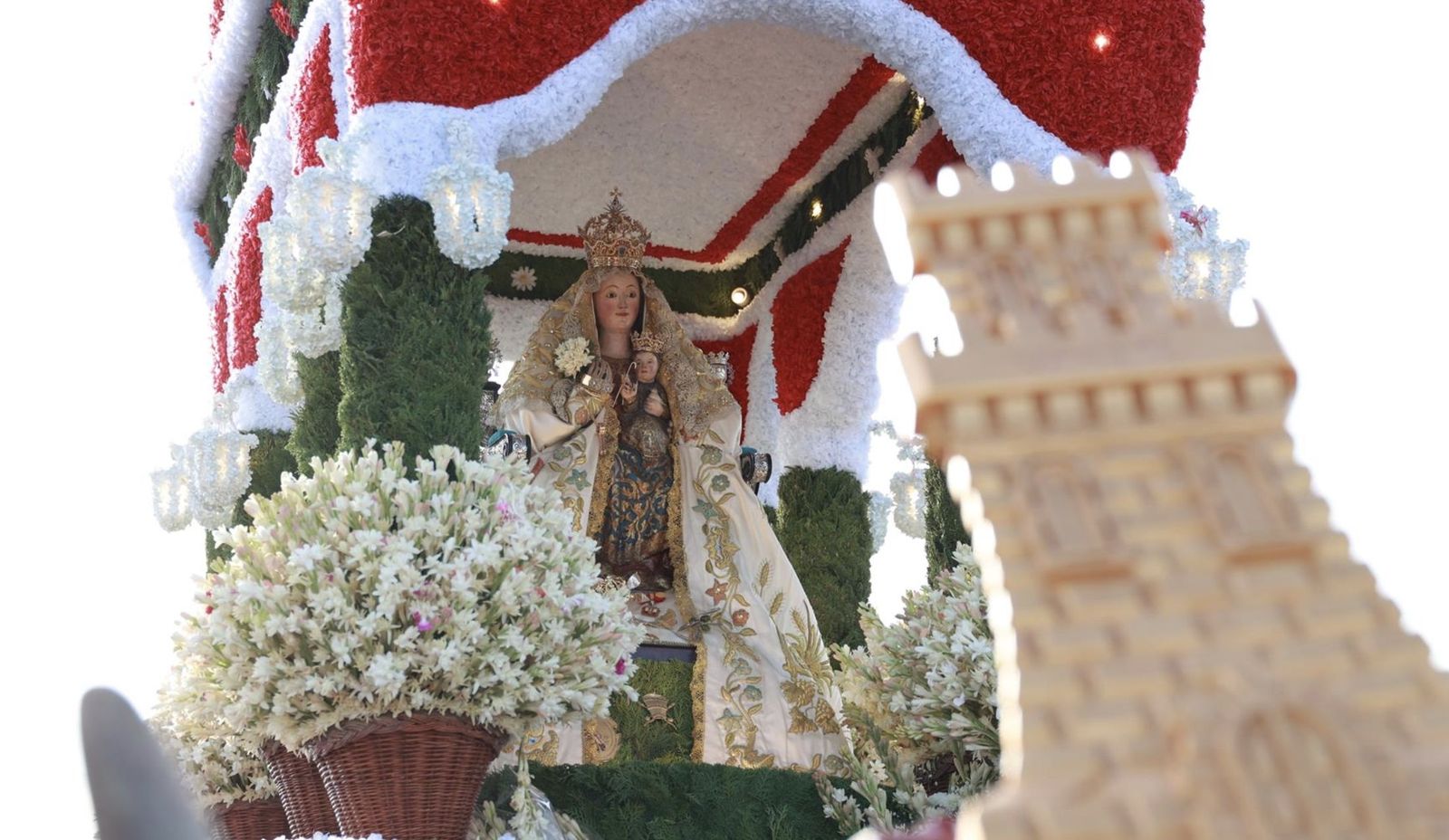 Carreta de la Virgen de Valme durante su traslado en la Romería de Valme. 2024