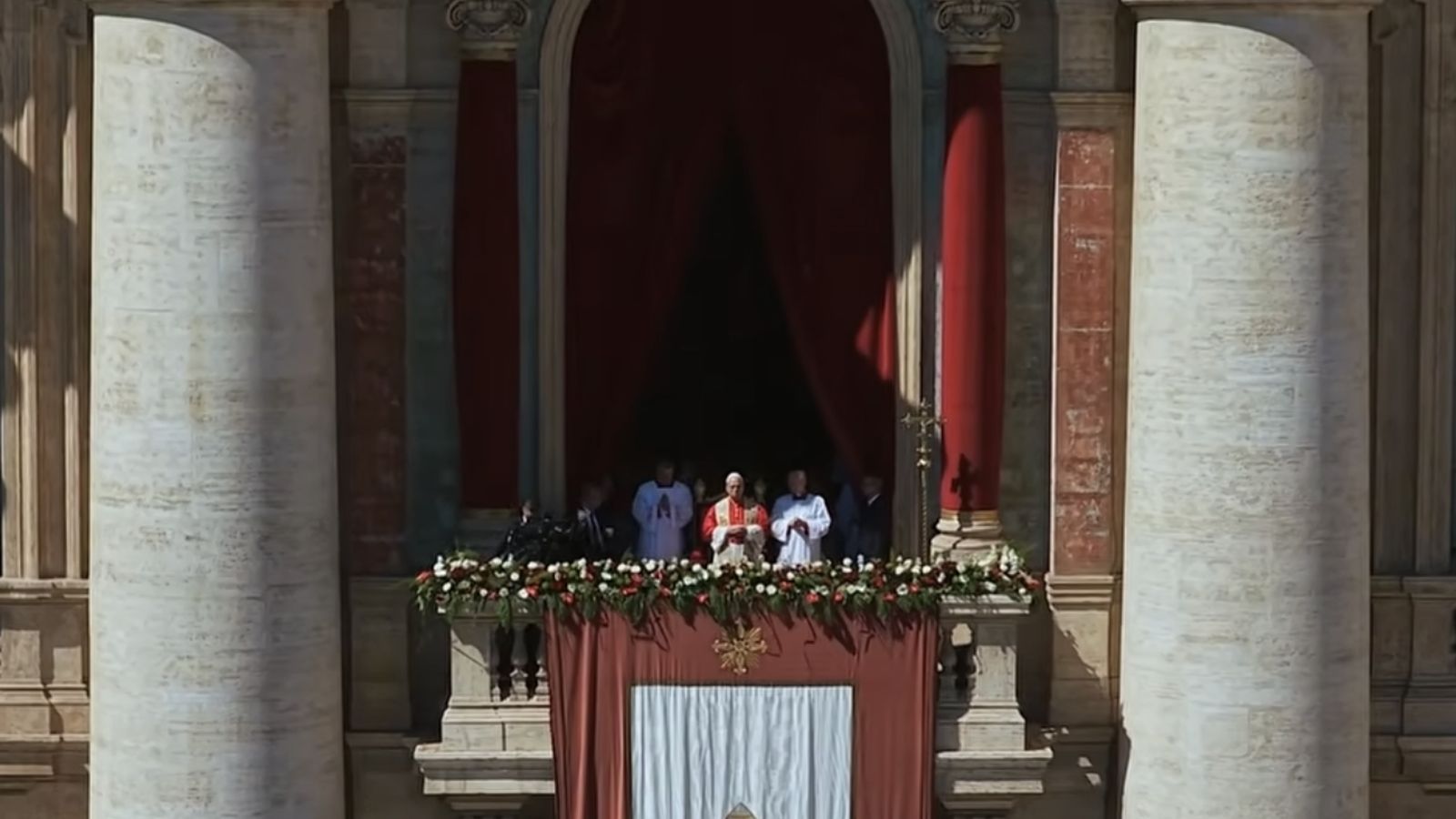 León XIV, en el balcón de las bendiciones