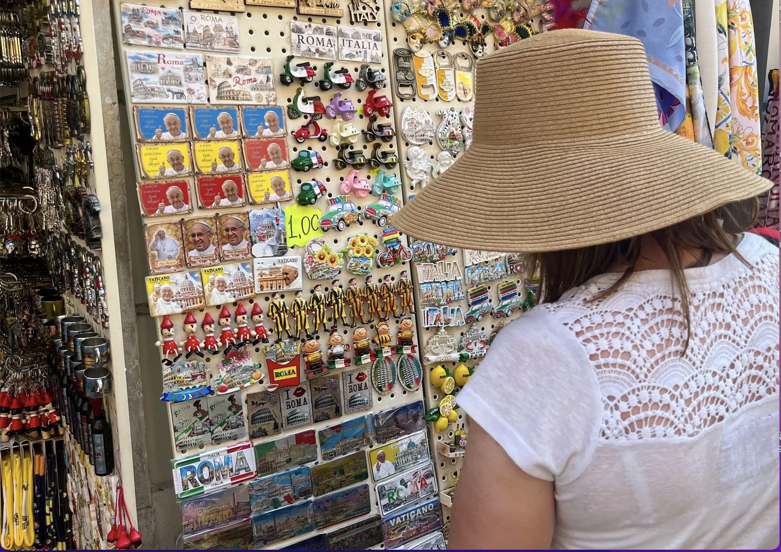 Una mujer en una tienda de suvenires en el Vaticano