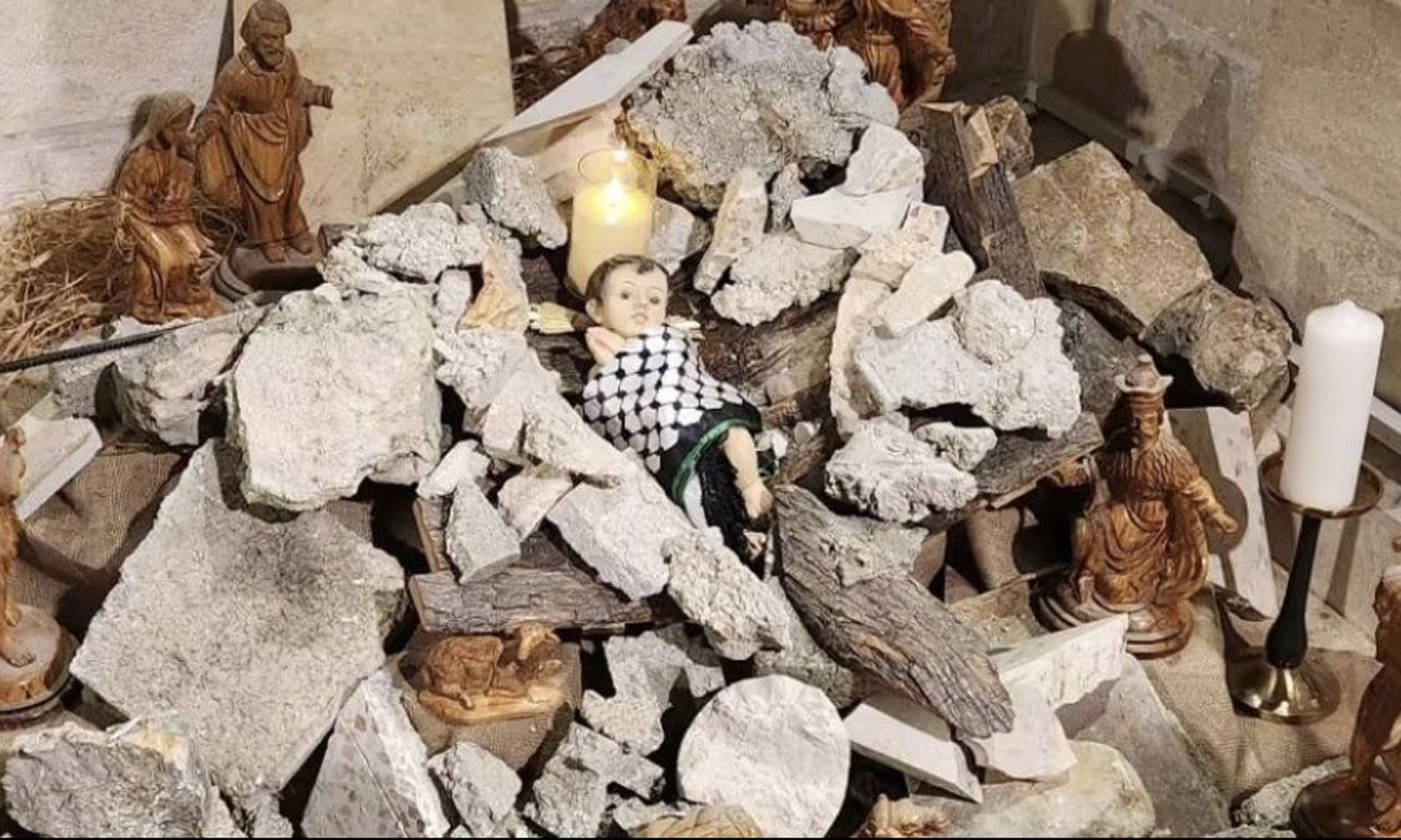 Un Niño Jesús entre restos de hormigón