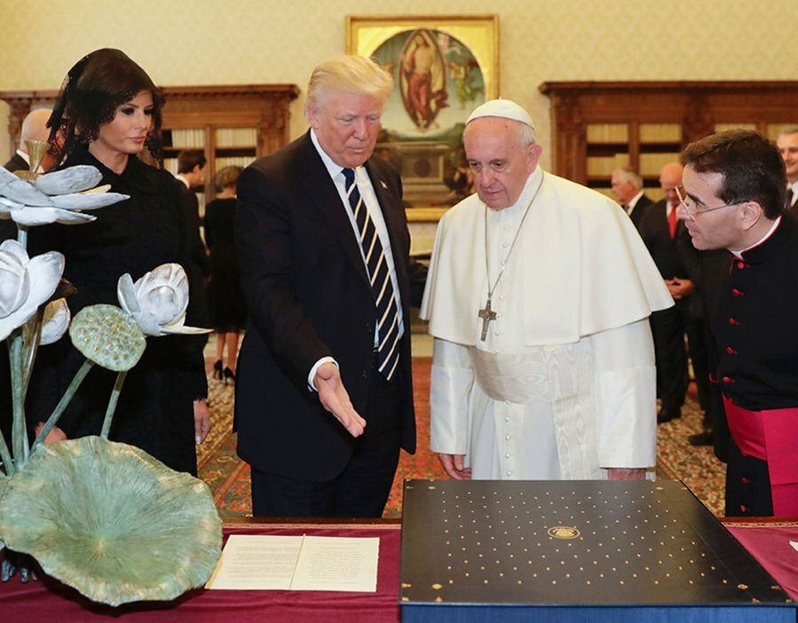 Intercambio de regalos entre Trump y Francisco