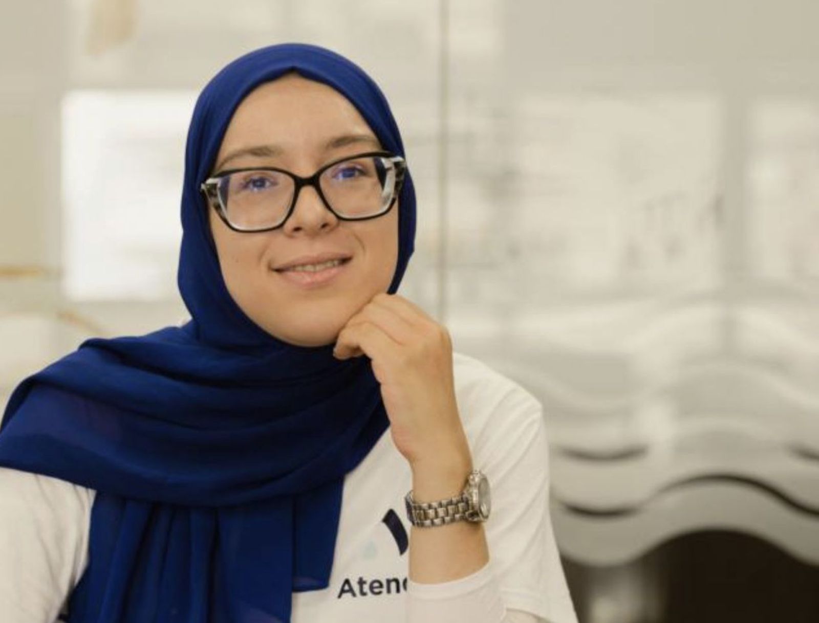 Retrato de Yousra Jellam, usuaria de CODENAF que actualmente trabaja en Atende