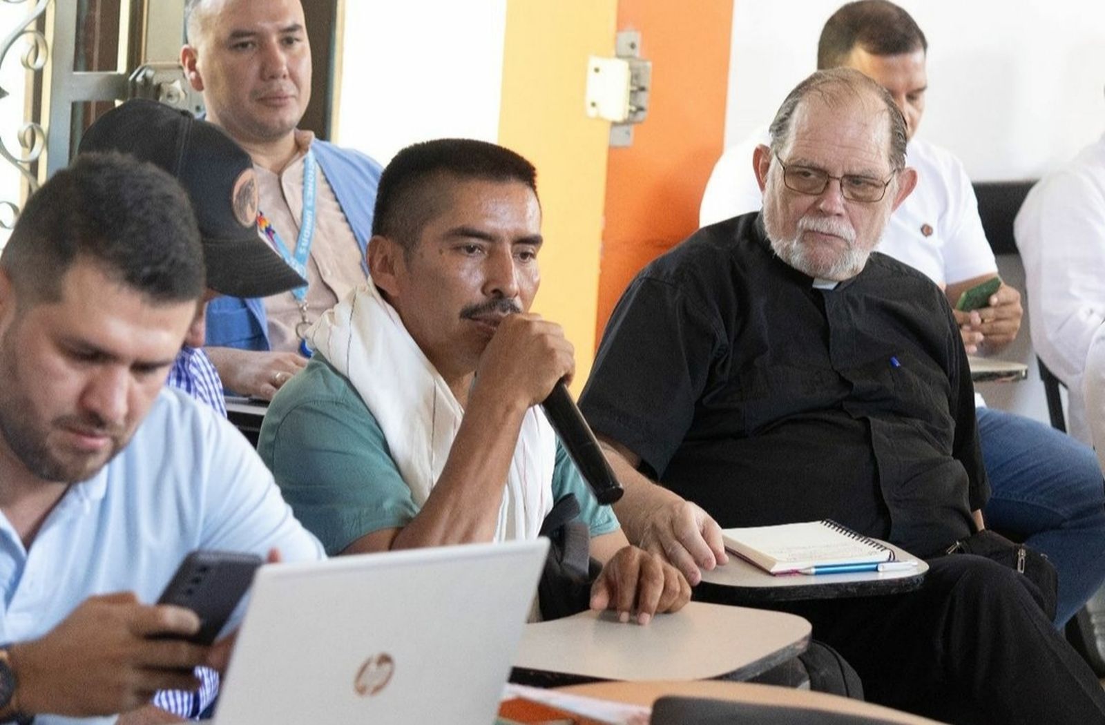 A la derecha, Chrsi Ferguson, pastor de la Iglesia Unida de Canadá