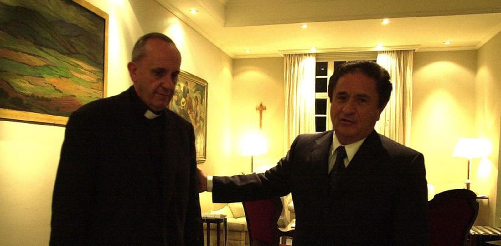 Bergoglio y Duhalde en 2002, cuando la Iglesia coordinó el "Diálogo Argentino"