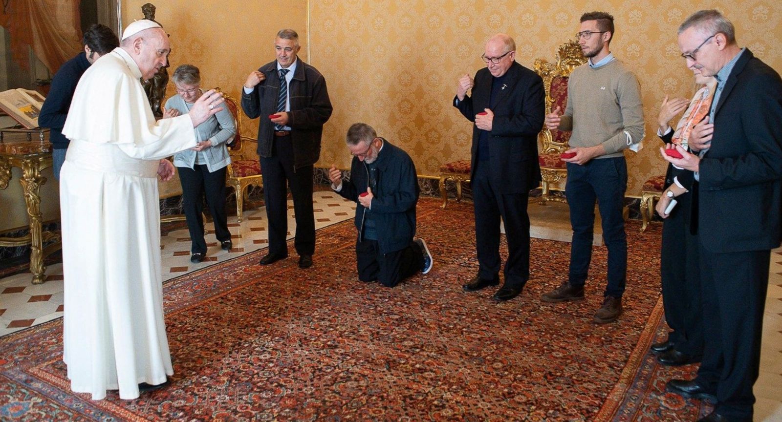 Francisco y el padre Maccalli (arrodillado). Oración por la fraternidad