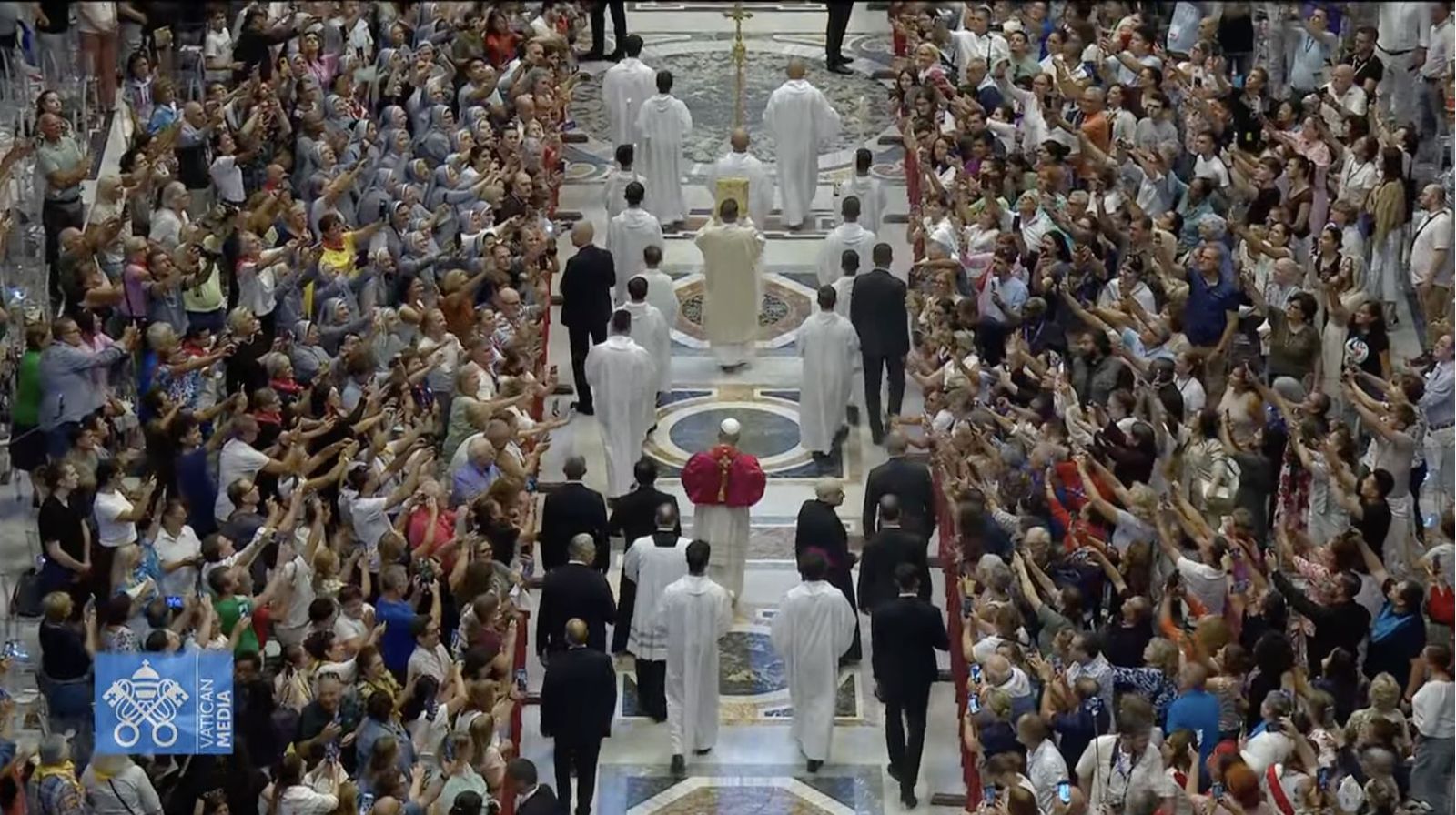 El Papa, durante la procesión de entrada para la vigilia del Jubileo de la Consolación