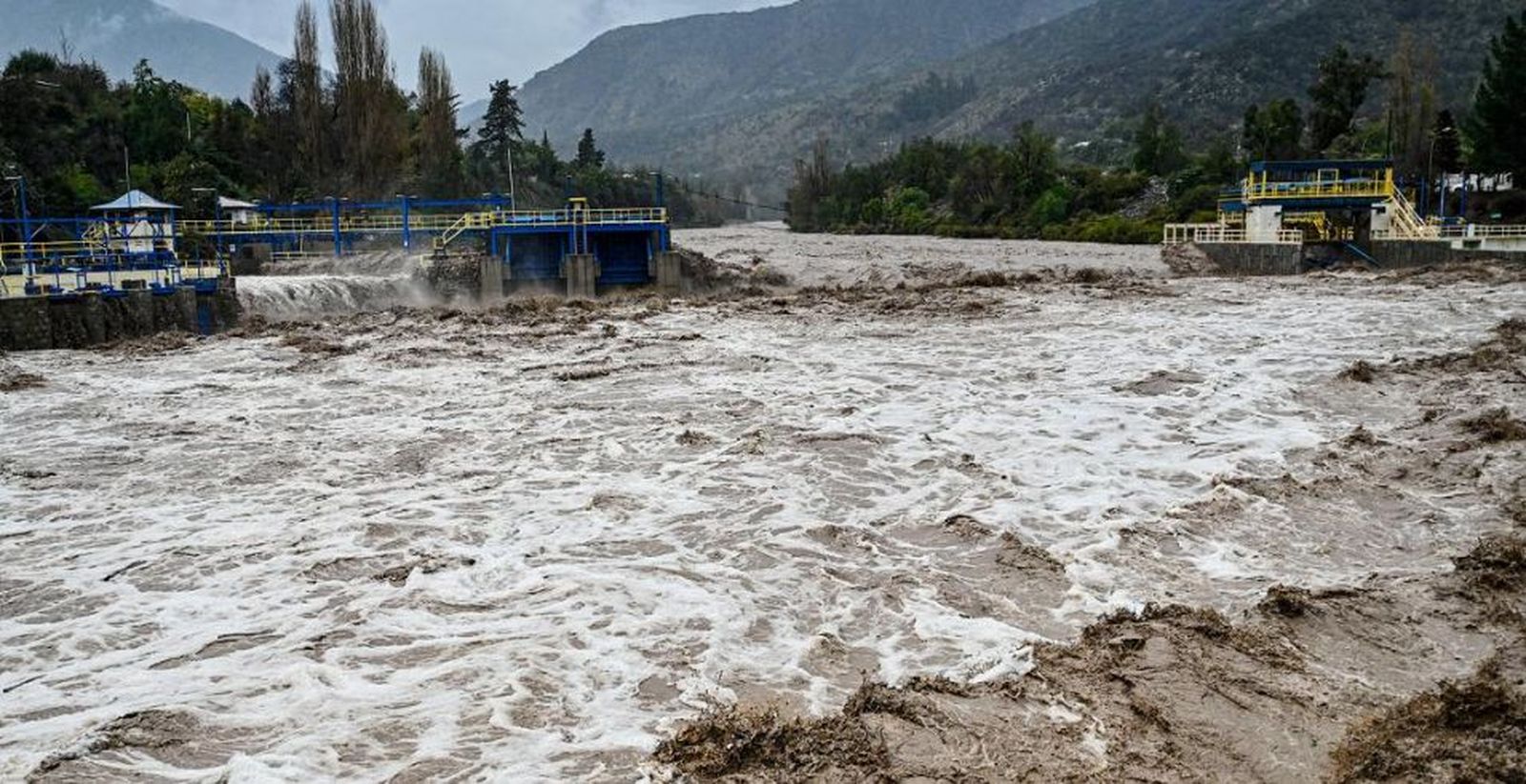 La salida de caudales de ríos han provocado grandes catástrofes en pueblos y agriculturan víctimas de fuertes lluvias que dejan estado de catástrofe en Chile