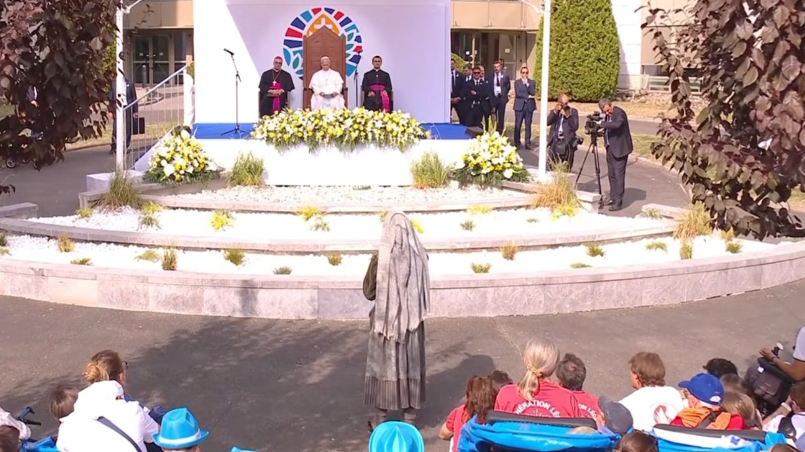 Una 'Bernadette' canta al Papa junto a los enfermos