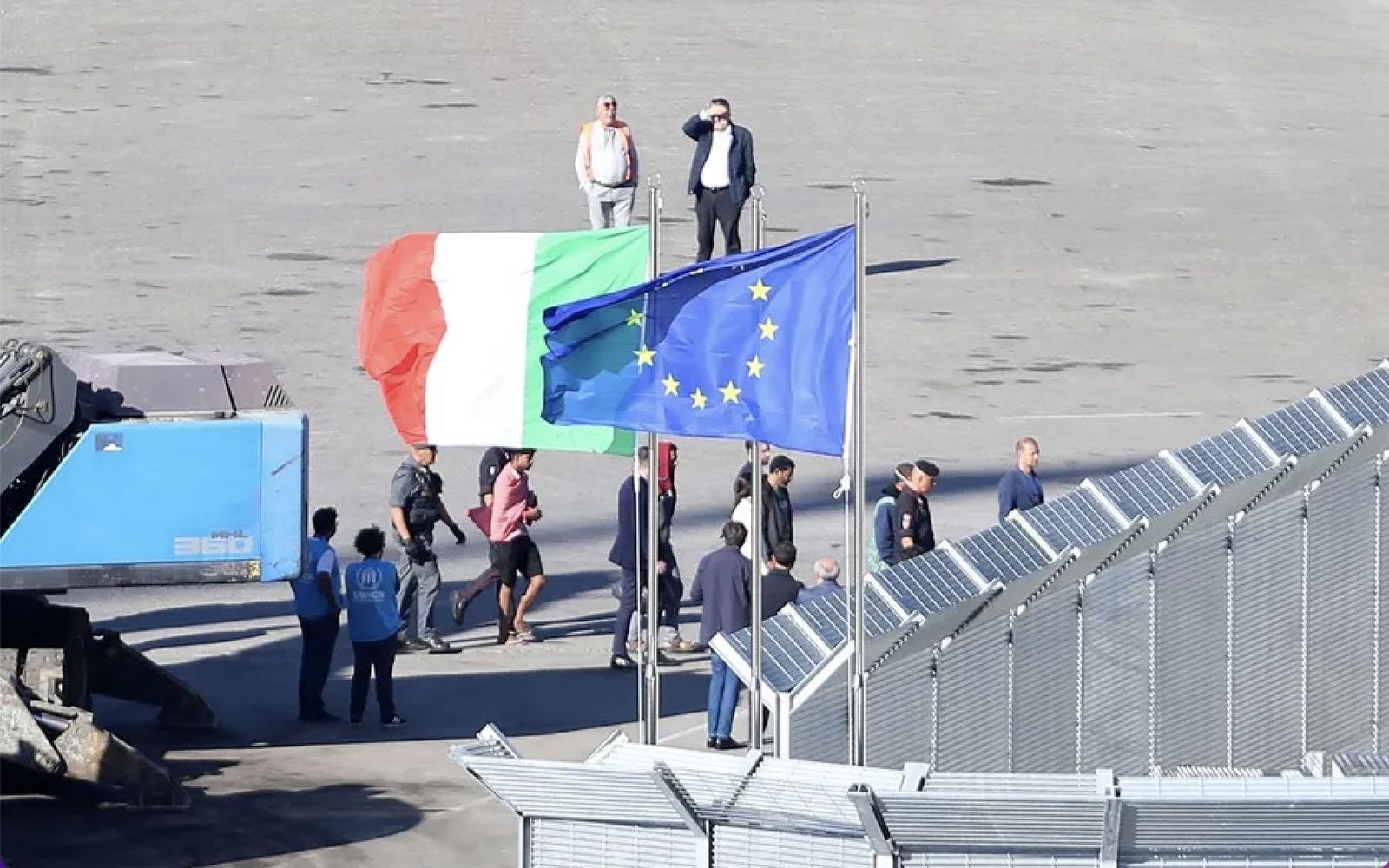 Migrantes expulsados de Italia a centros de confinamiento en Albahía