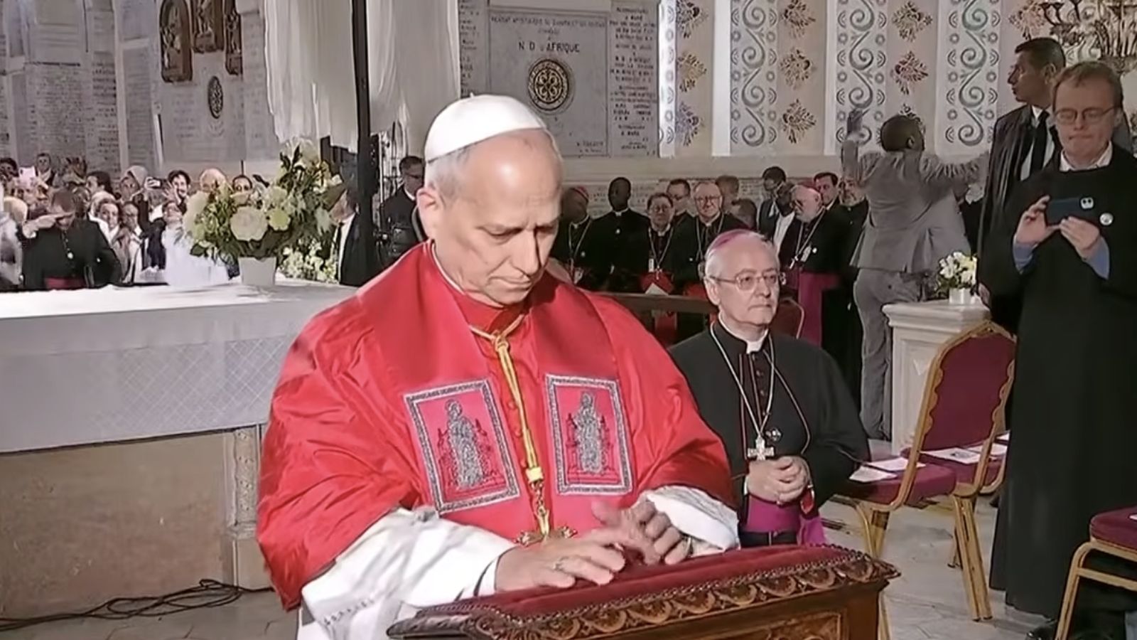 El Papa reza en la basílica