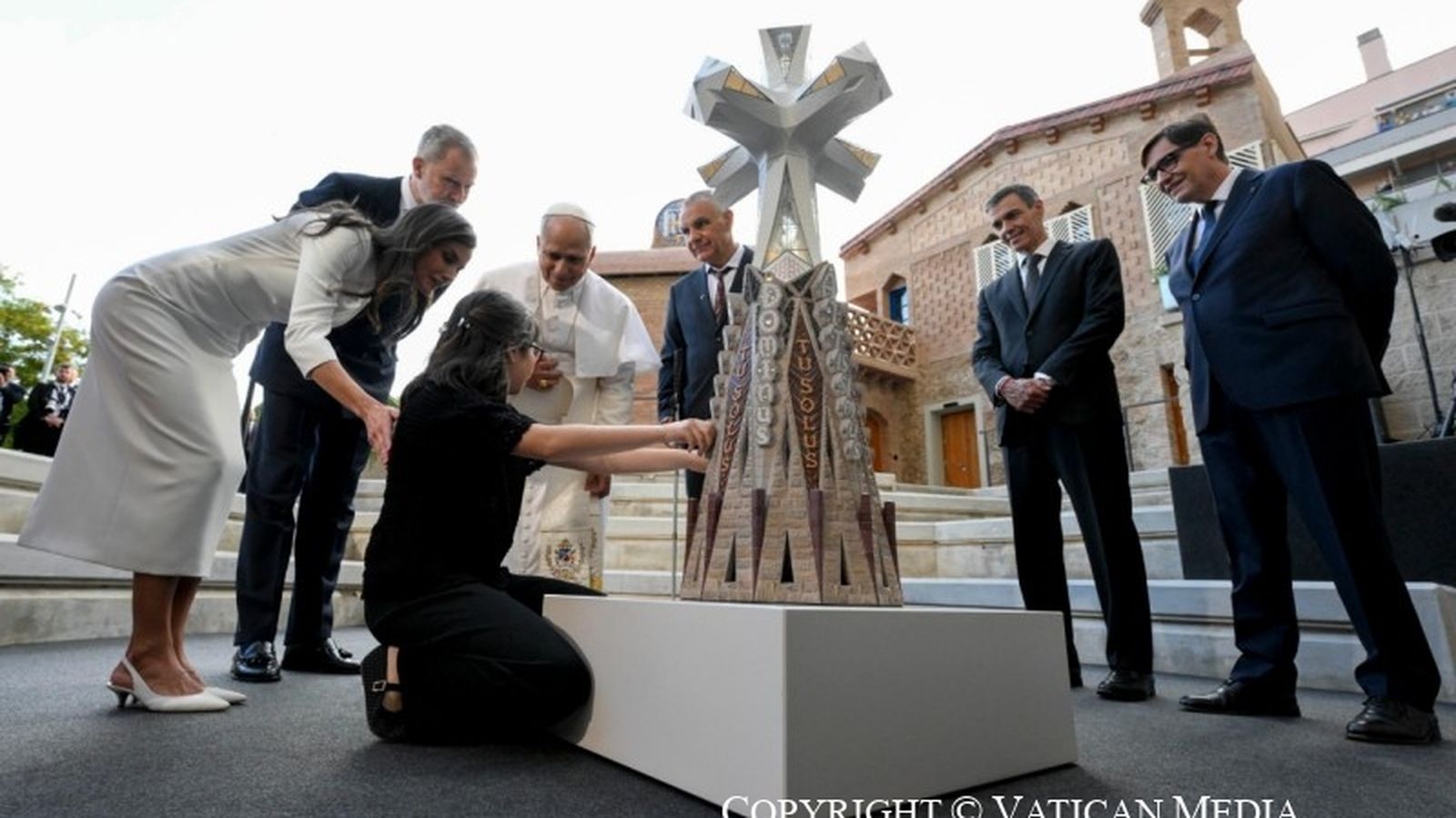 La niña enseña a los Reyes y al Papa cómo es la Torre de Jesús
