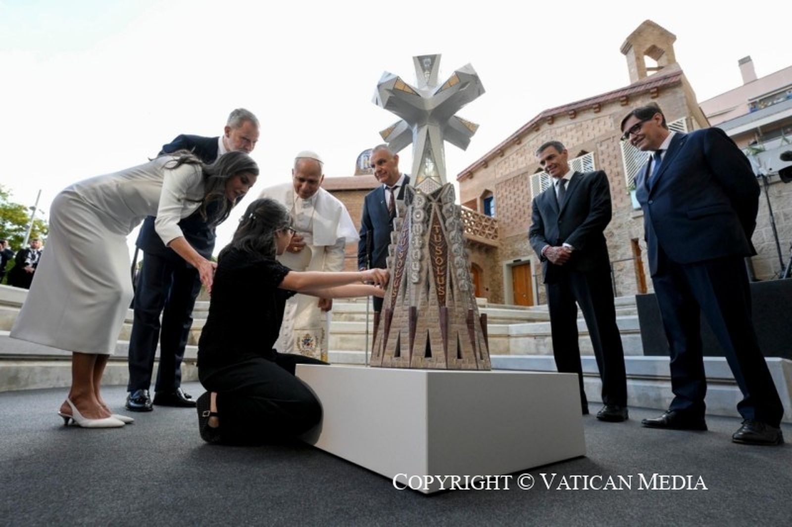 La niña enseña a los Reyes y al Papa cómo es la Torre de Jesús