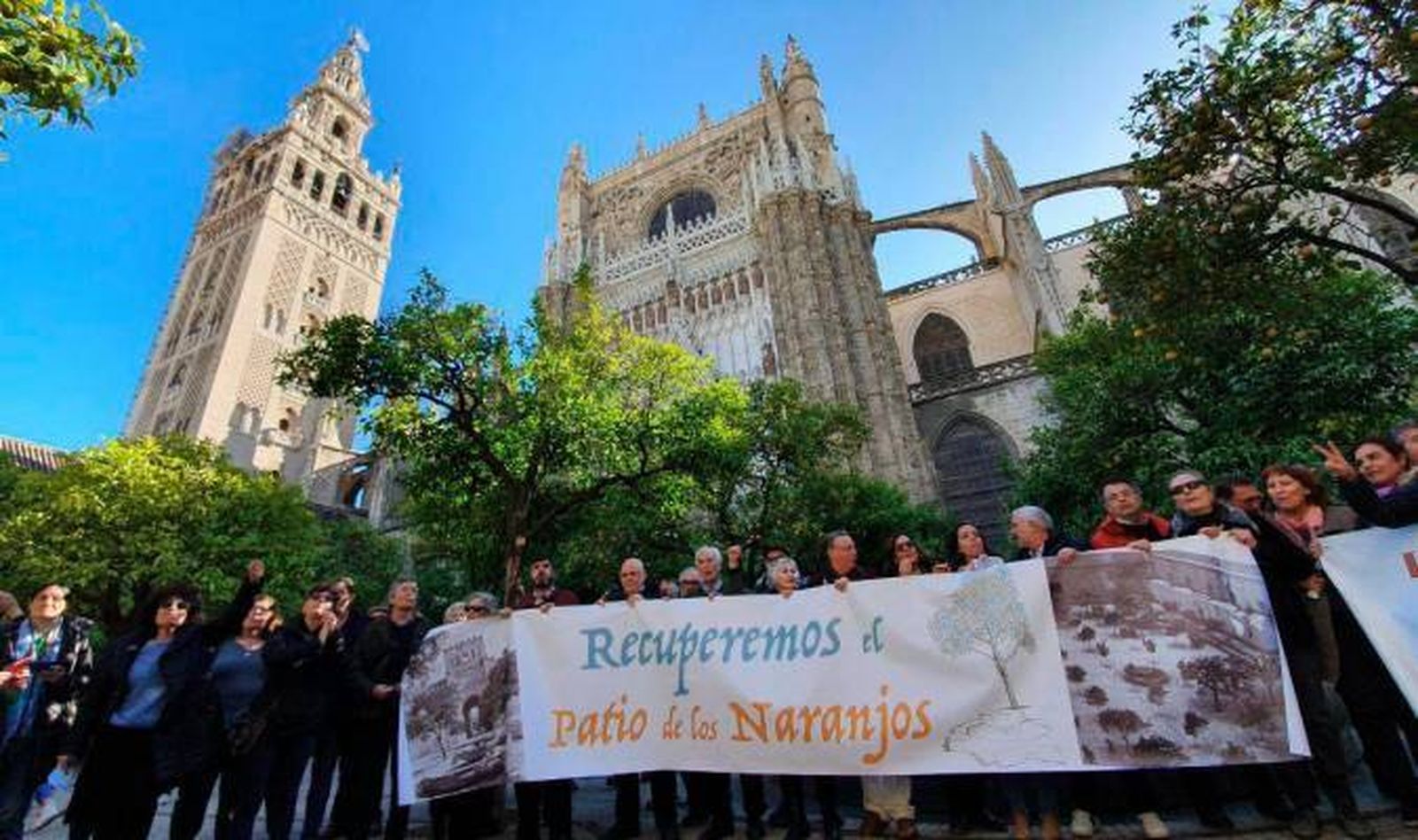 Colectivos reclaman la titularidad pública del patio de los Naranjos de Sevilla