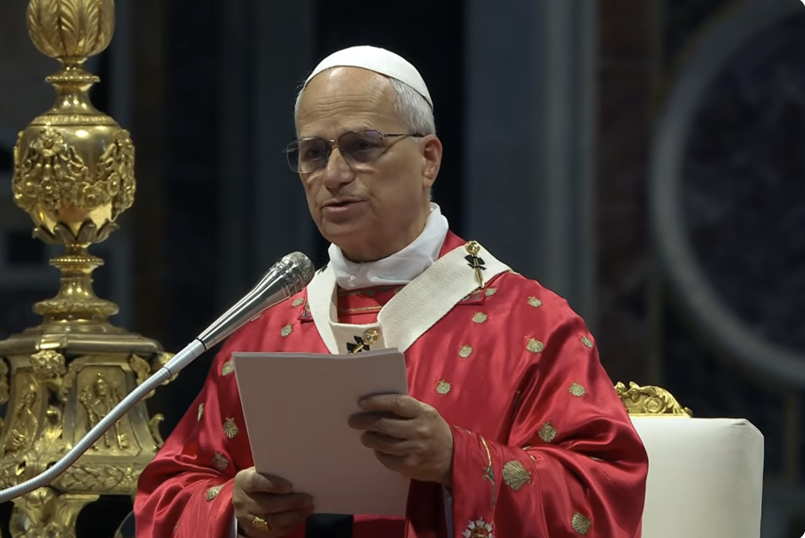 El Papa lee su homilía