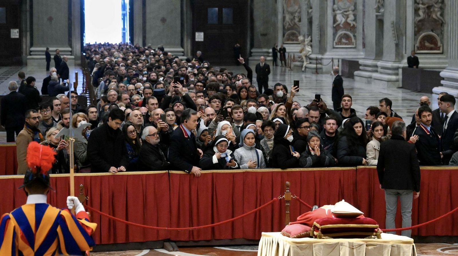 Largas colas para entrar en la capilla ardiente de Benedicto