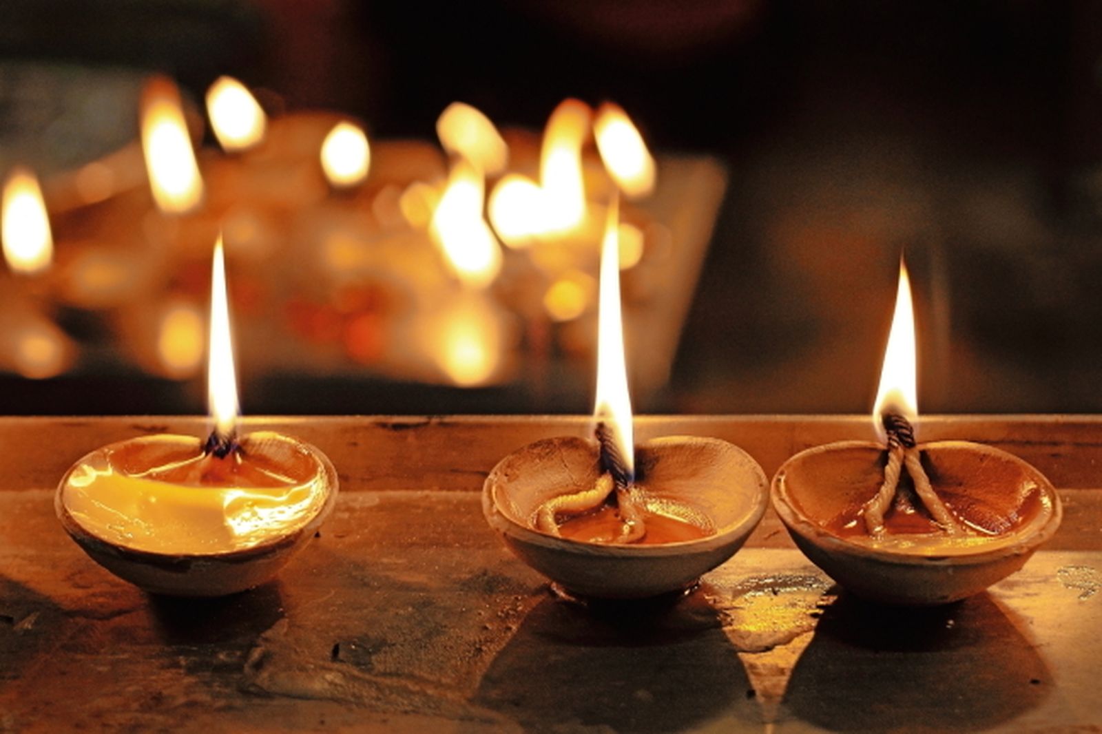 Lámparas de aceite encendidas