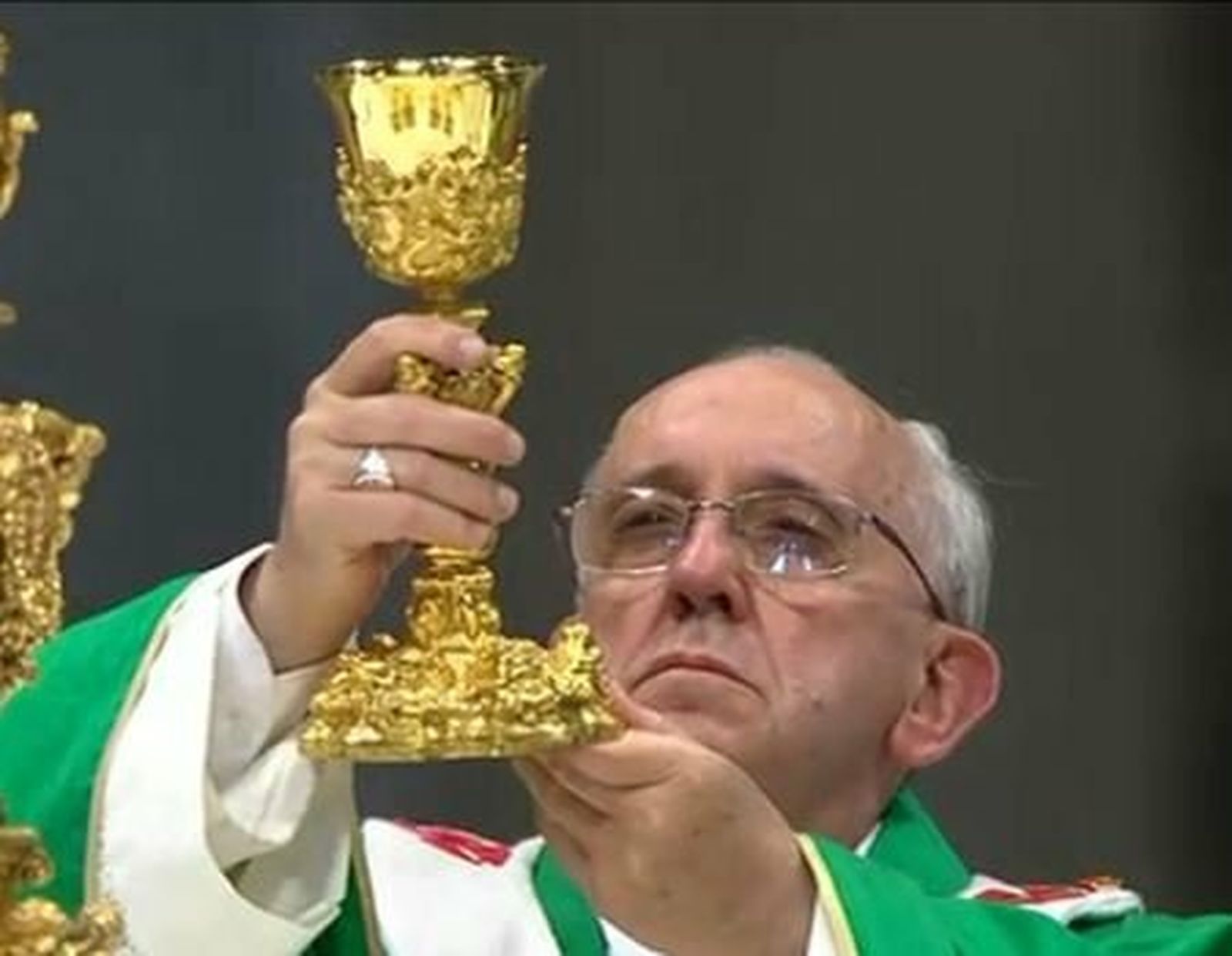 El Papa eleva el cáliz