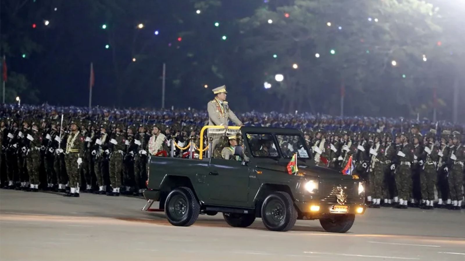 El general Min Aung Hlaing, en un desfile
