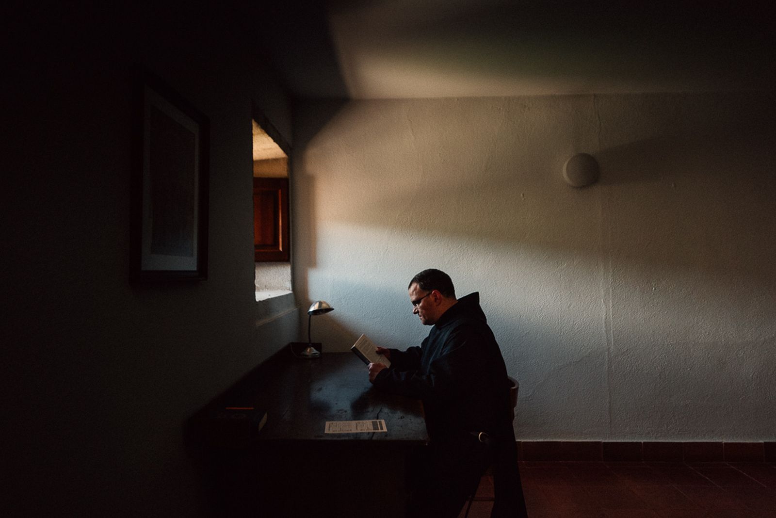 Un monje en el monasterio de Silos