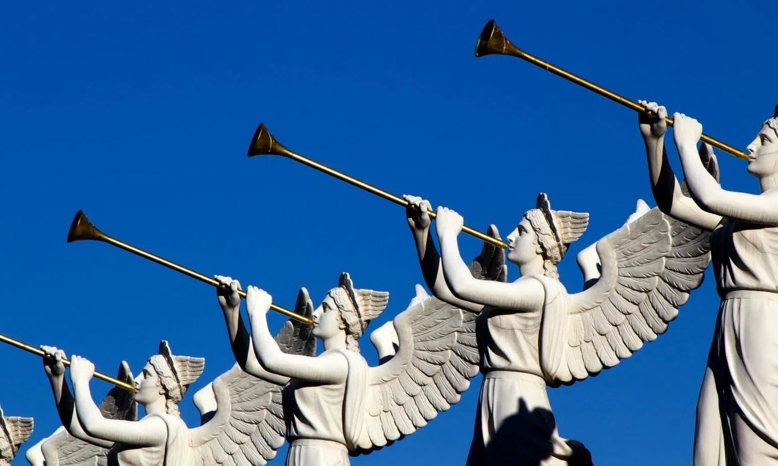 Ángeles con trompetas