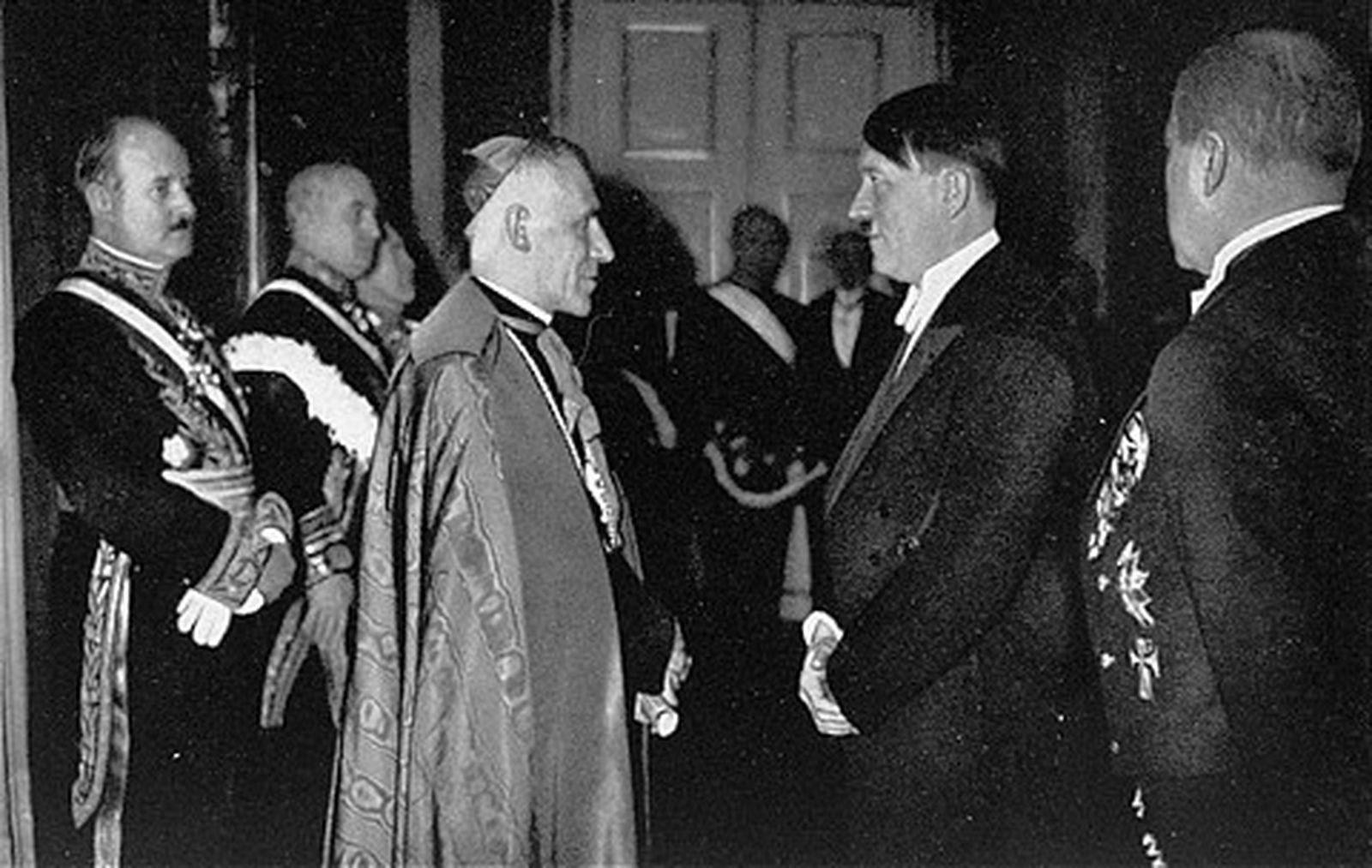 El Papa Pío XII (centro a la izquierda) se reúne con Adolf Hitler