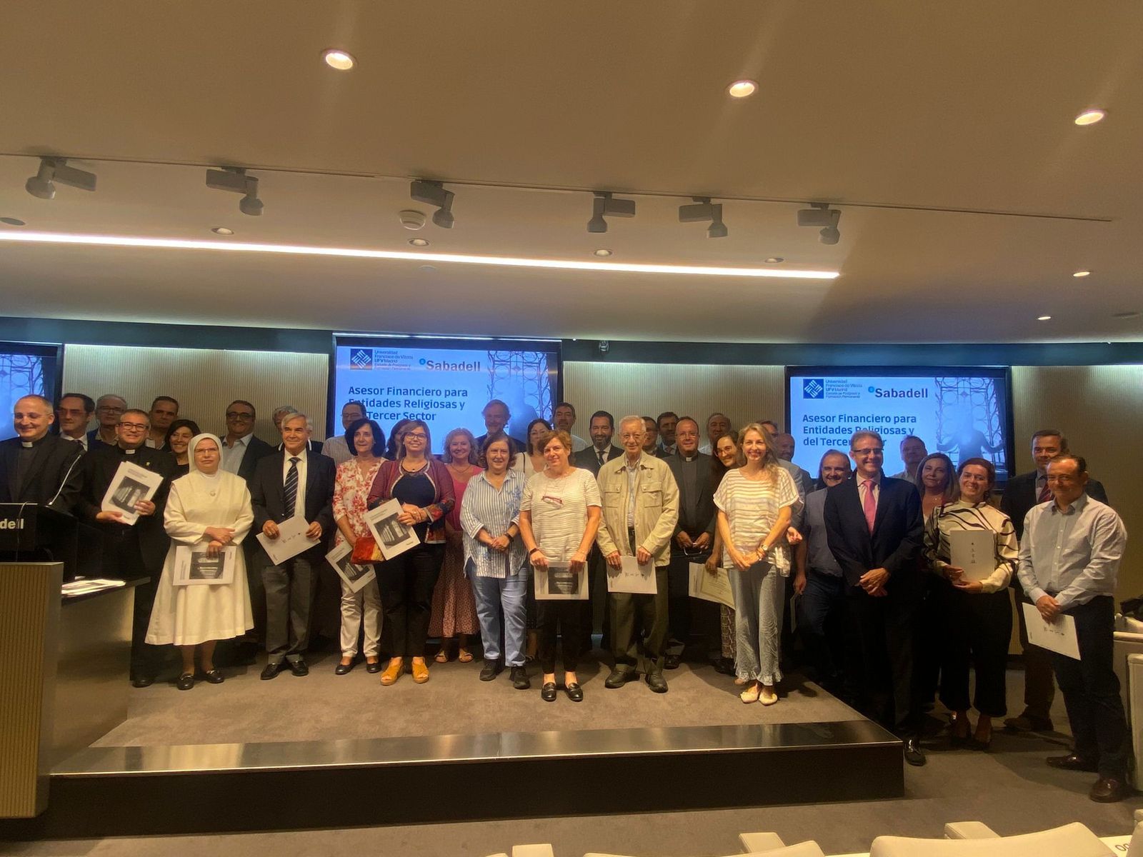 Foto de familia del curso de asesores financieros de la Iglesia convocado por la UFV y el Banco Sabadell