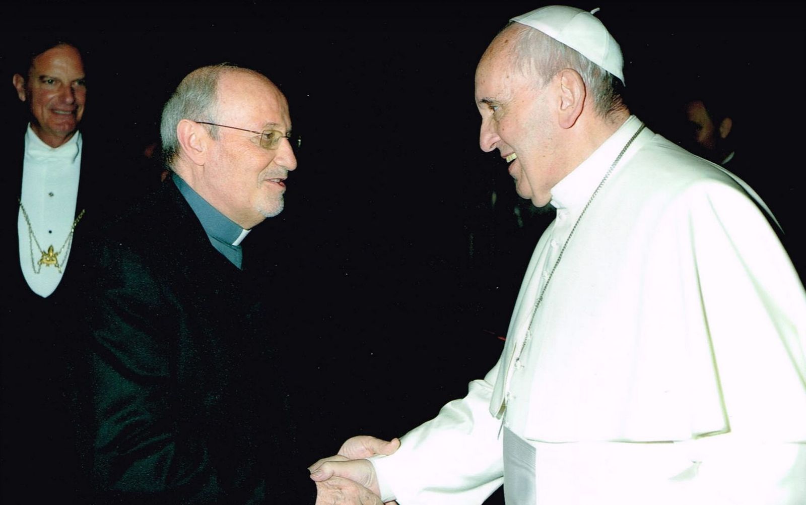 El Papa saluda al padre Carlos del Valle