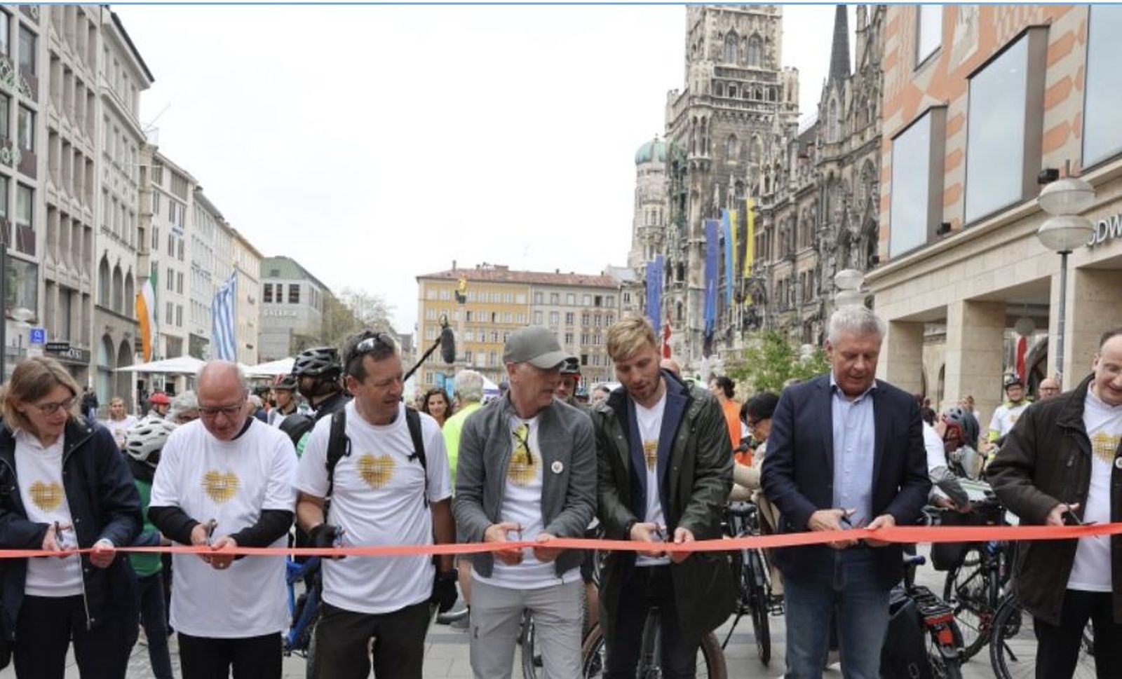 Salida de los peregrinos desde la Marienplatz de Múnich