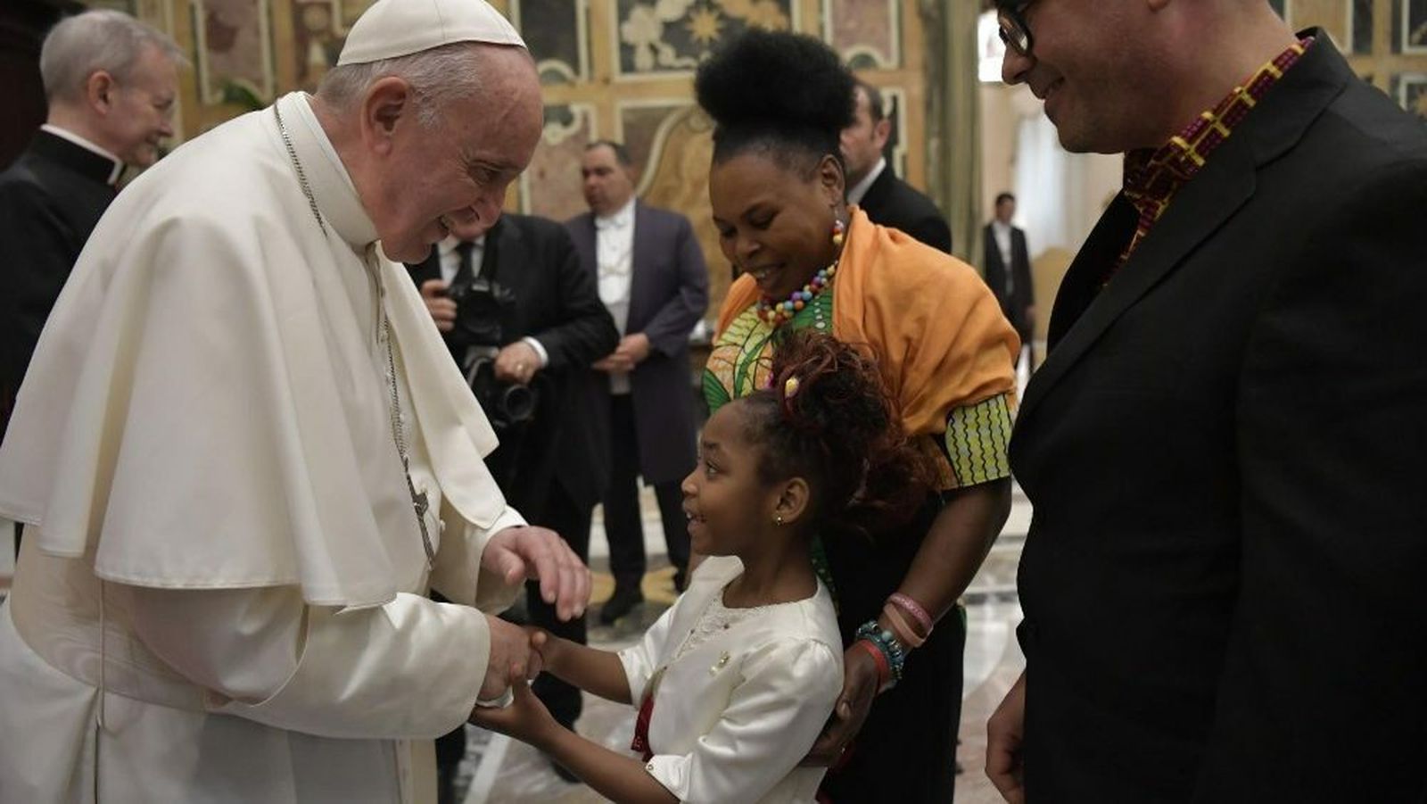 El Papa saluda hoy a una niña