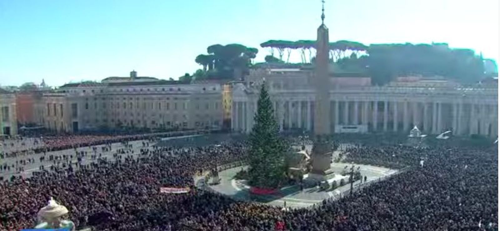 Una abarrotada plaza de San Pedro