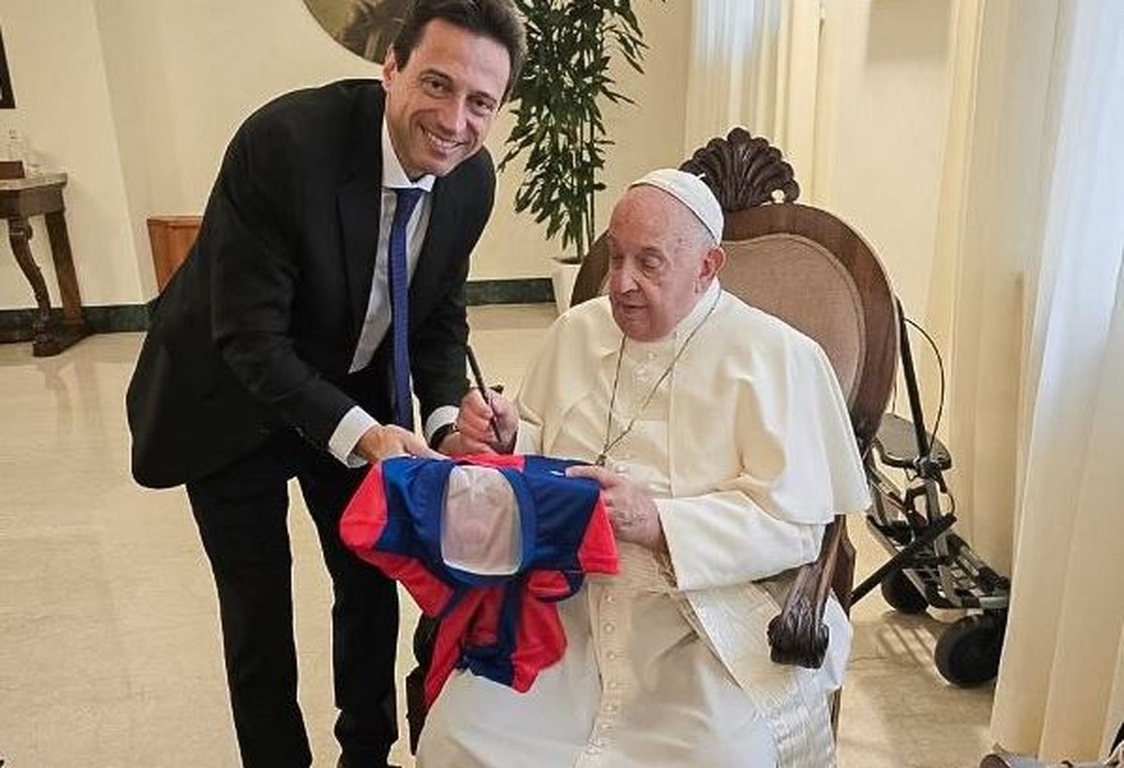 Marcelo Moretti entrega a Francisco una camiseta del equipo azulgrana