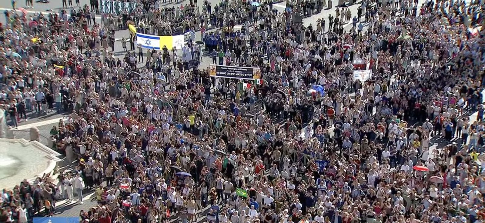 Banderas de Israel y el Vaticano en una plaza abarrotada