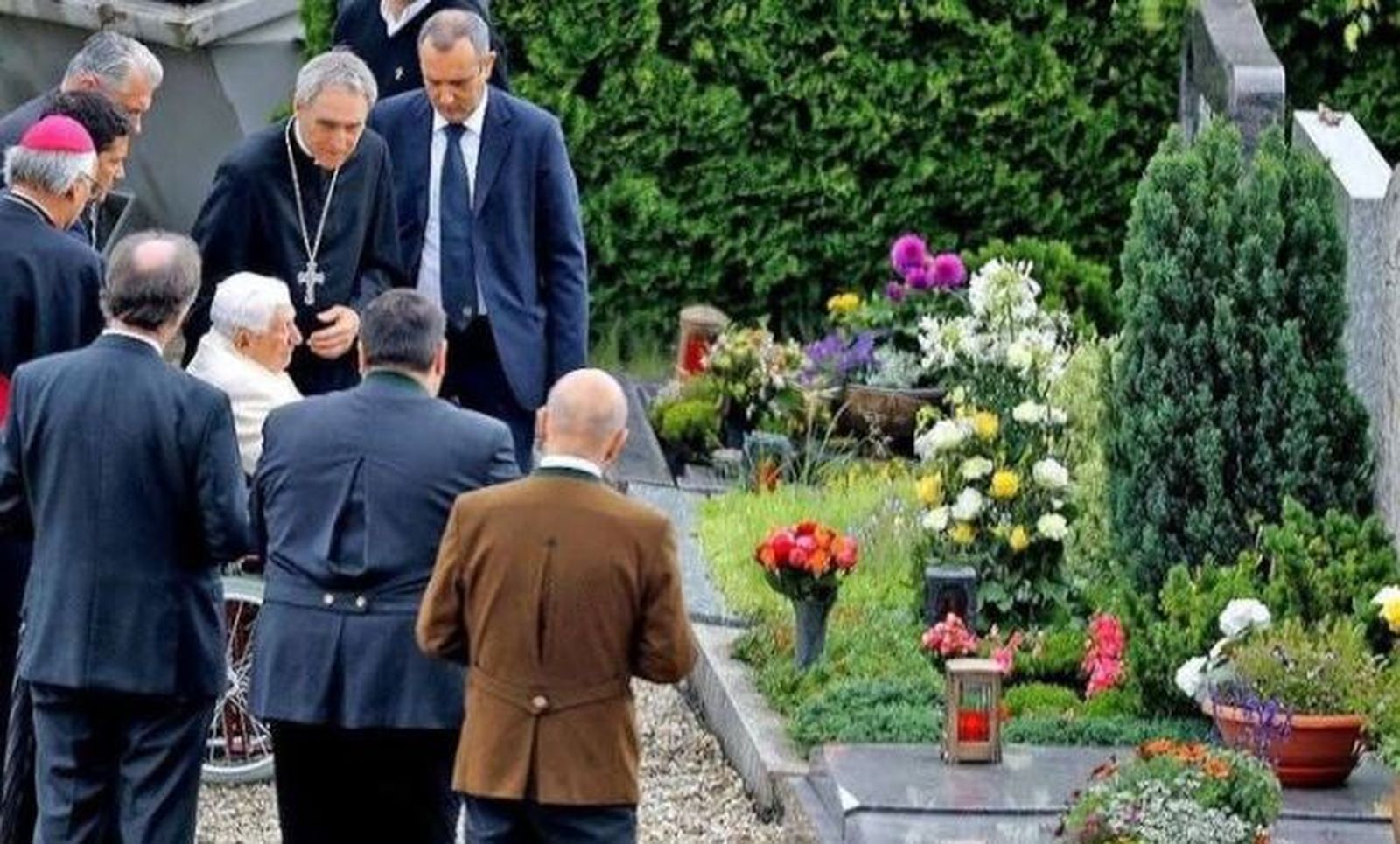 Benedicto ante la tumba de sus padres