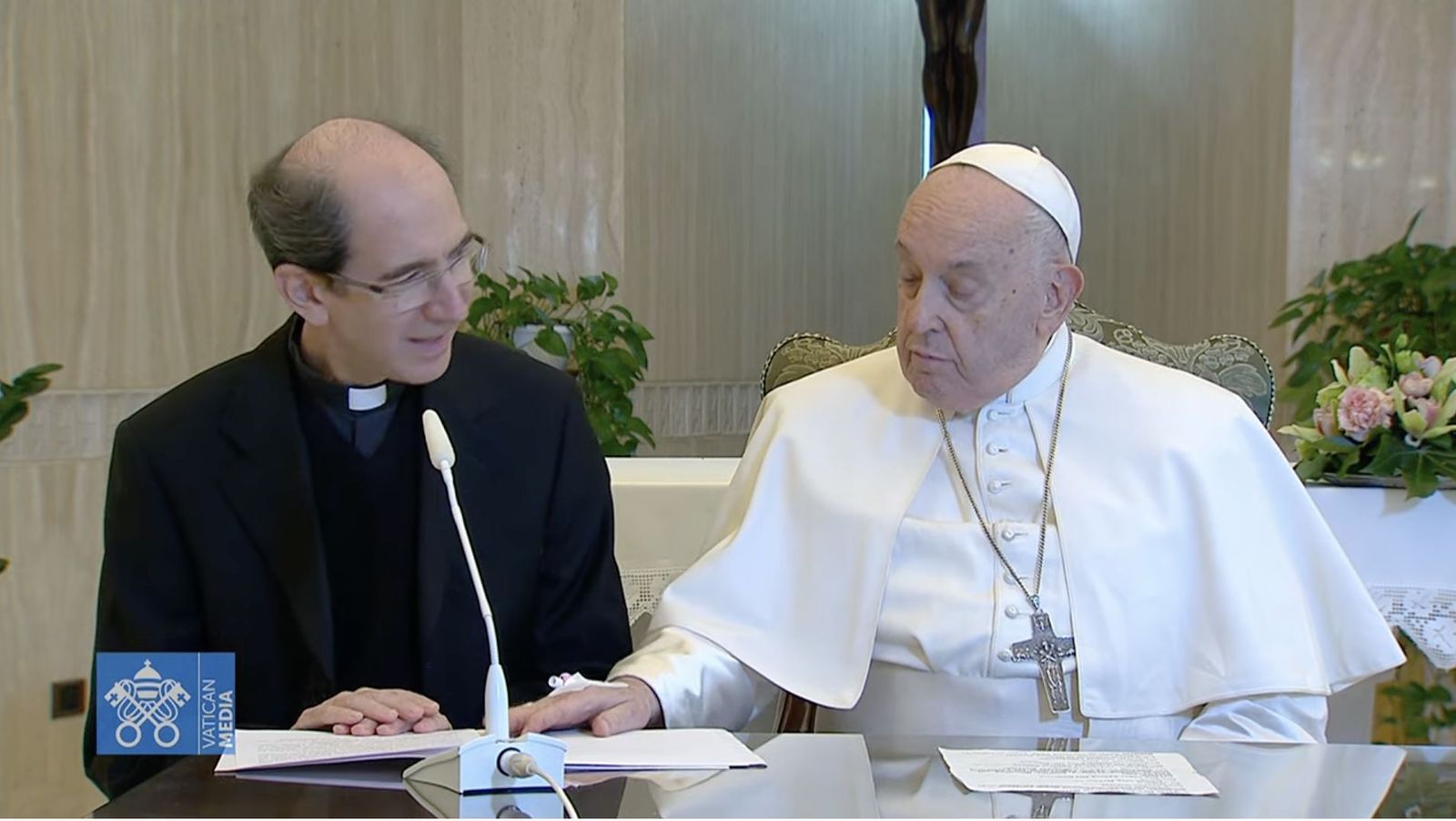 Francisco hace indicaciones al lector de los saludos tras el ángelus